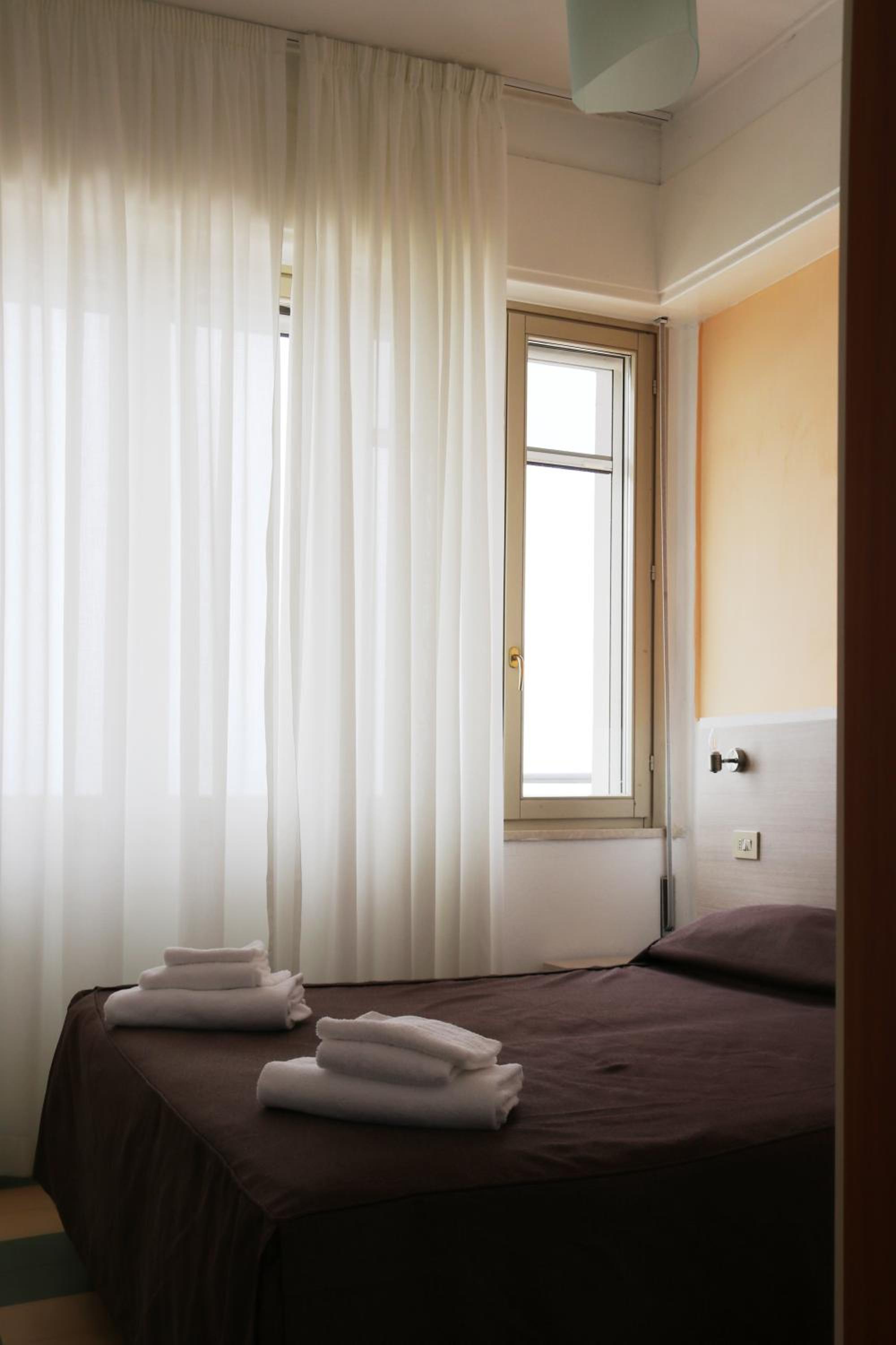 Double or Twin Room with Lake View photo 3
