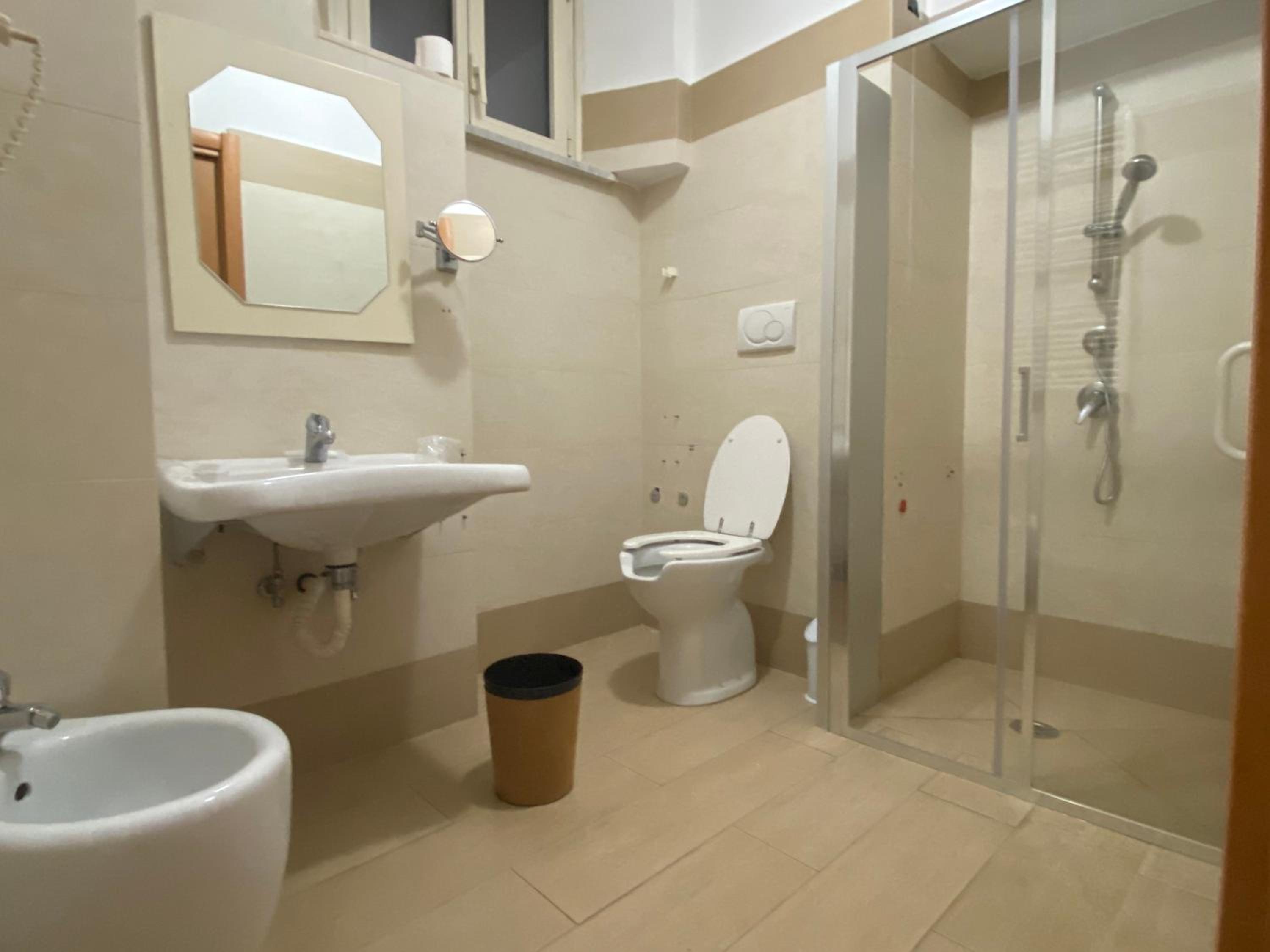 Double Room - Photo 5