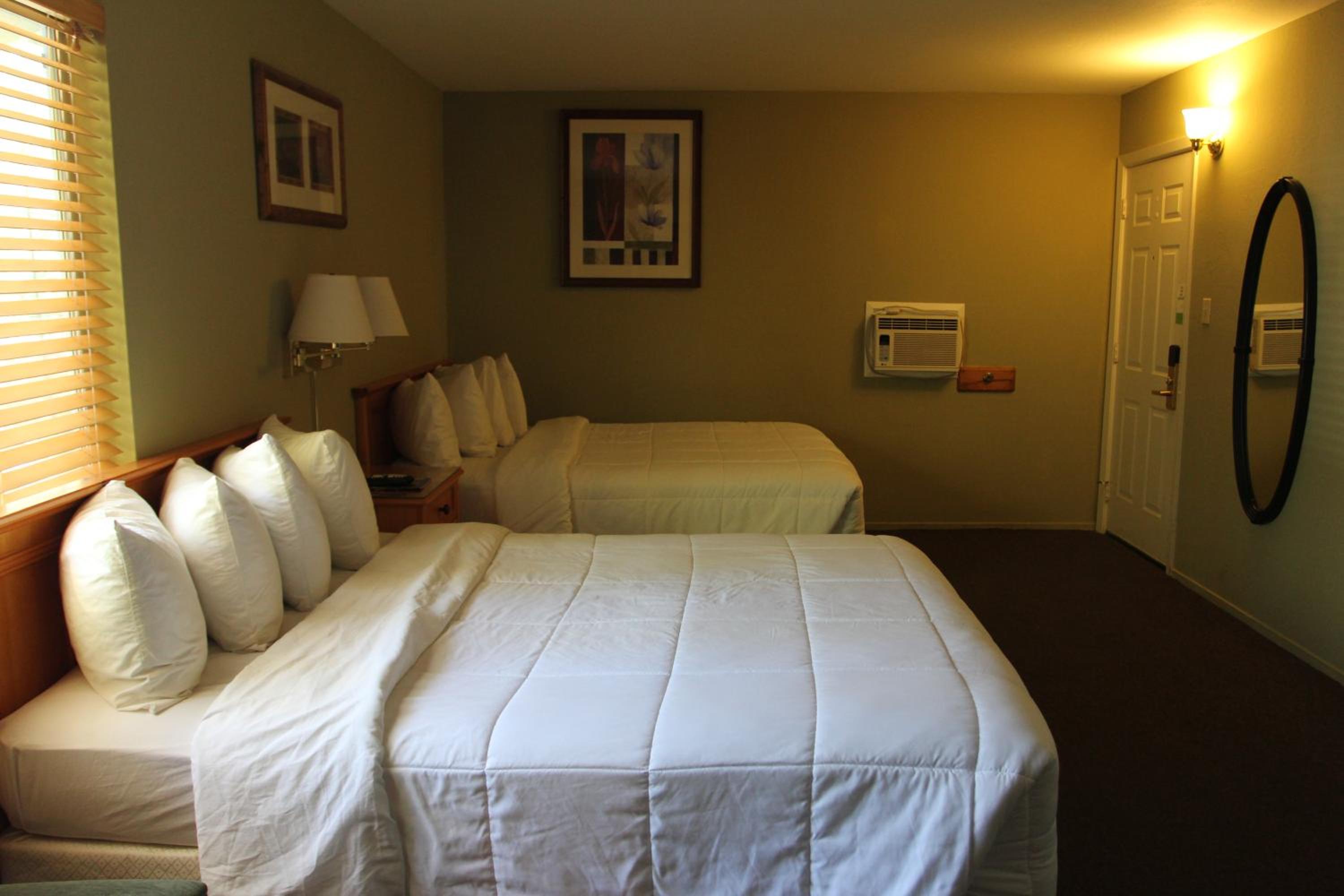 Deluxe Queen Room with Two Queen Beds and Kitchen - Photo 8
