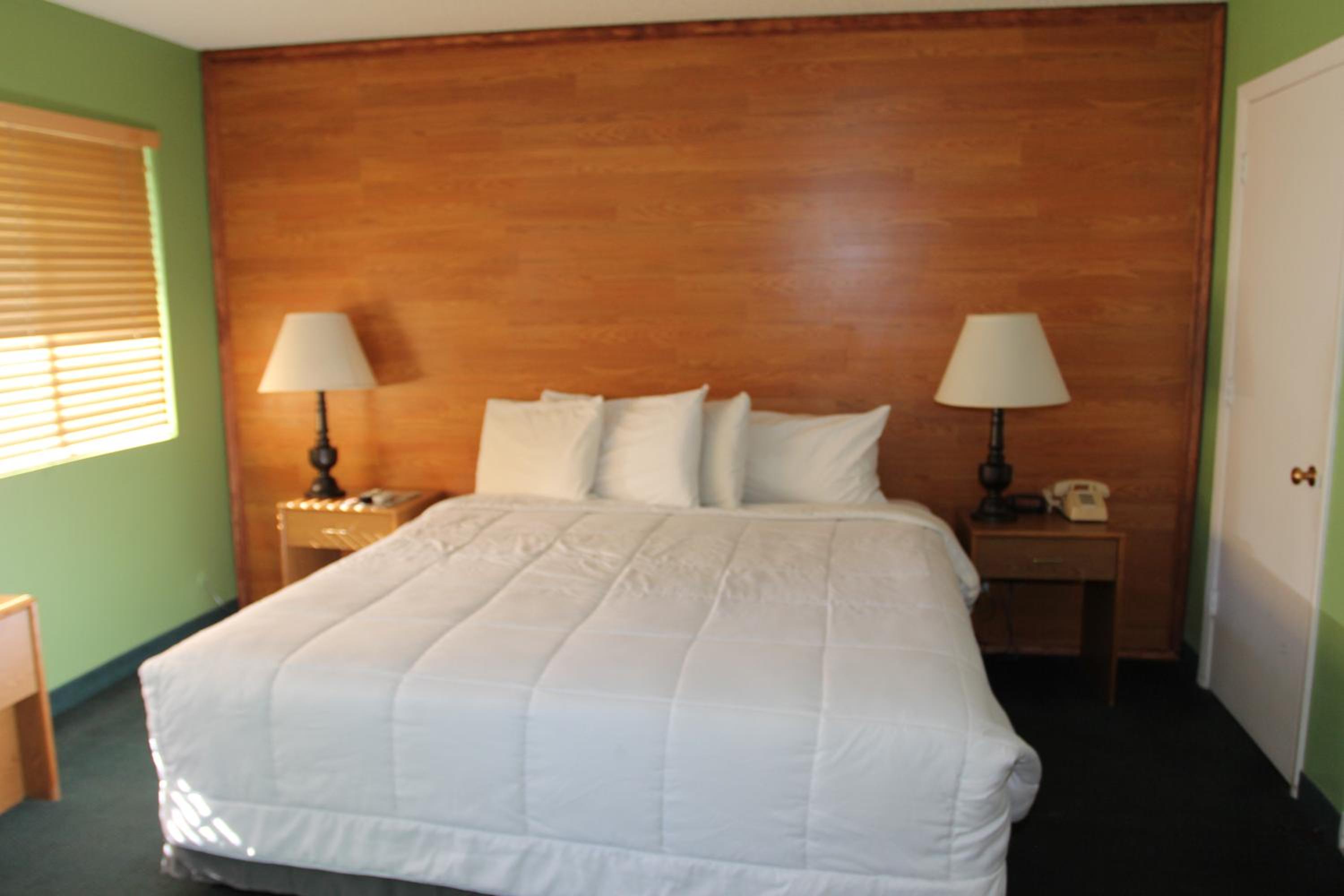 Standard King Room - Photo 6