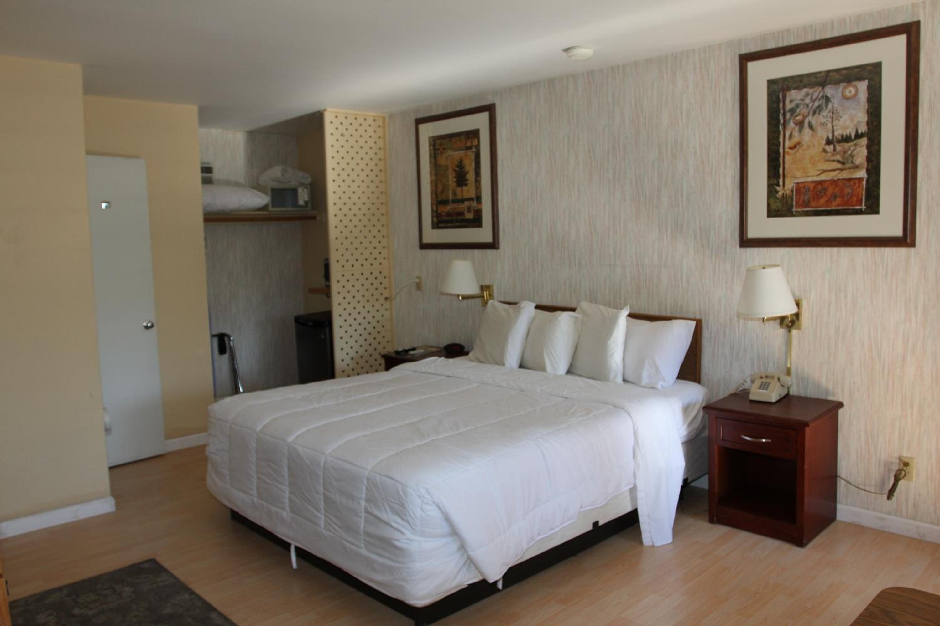Deluxe King Room - Photo 3