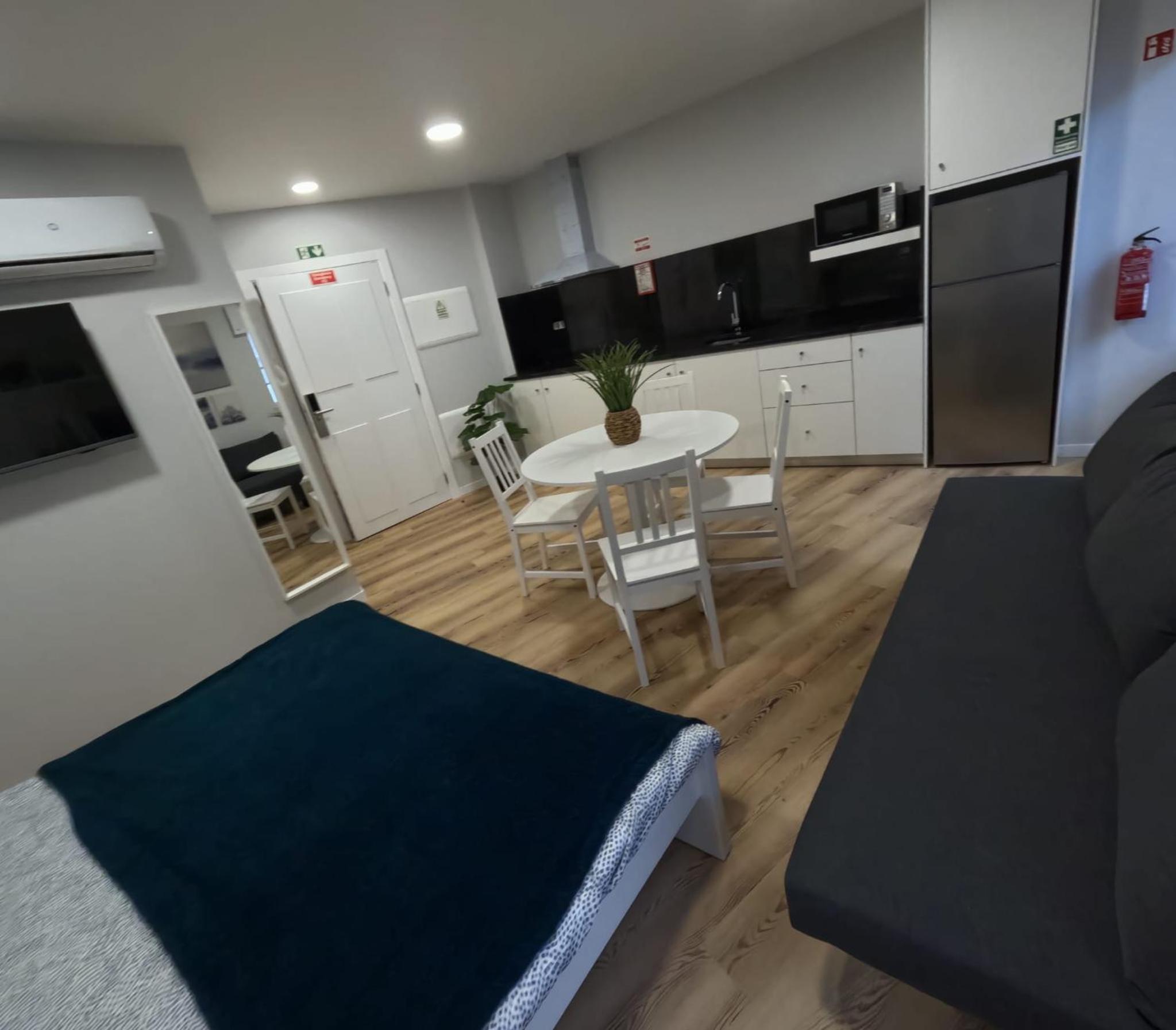 One-Bedroom Apartment photo 1