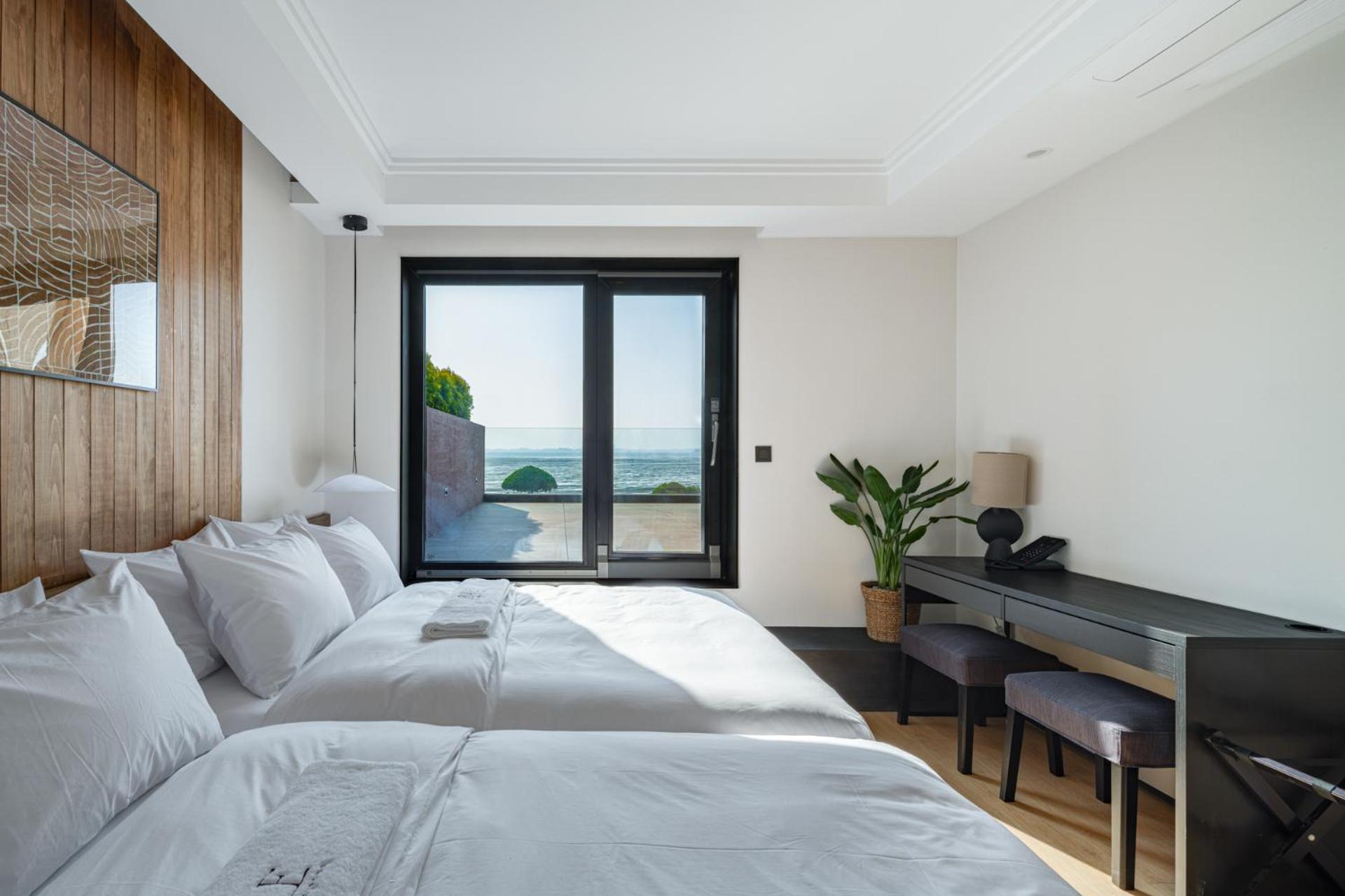 Suite with Sea View - Photo 4