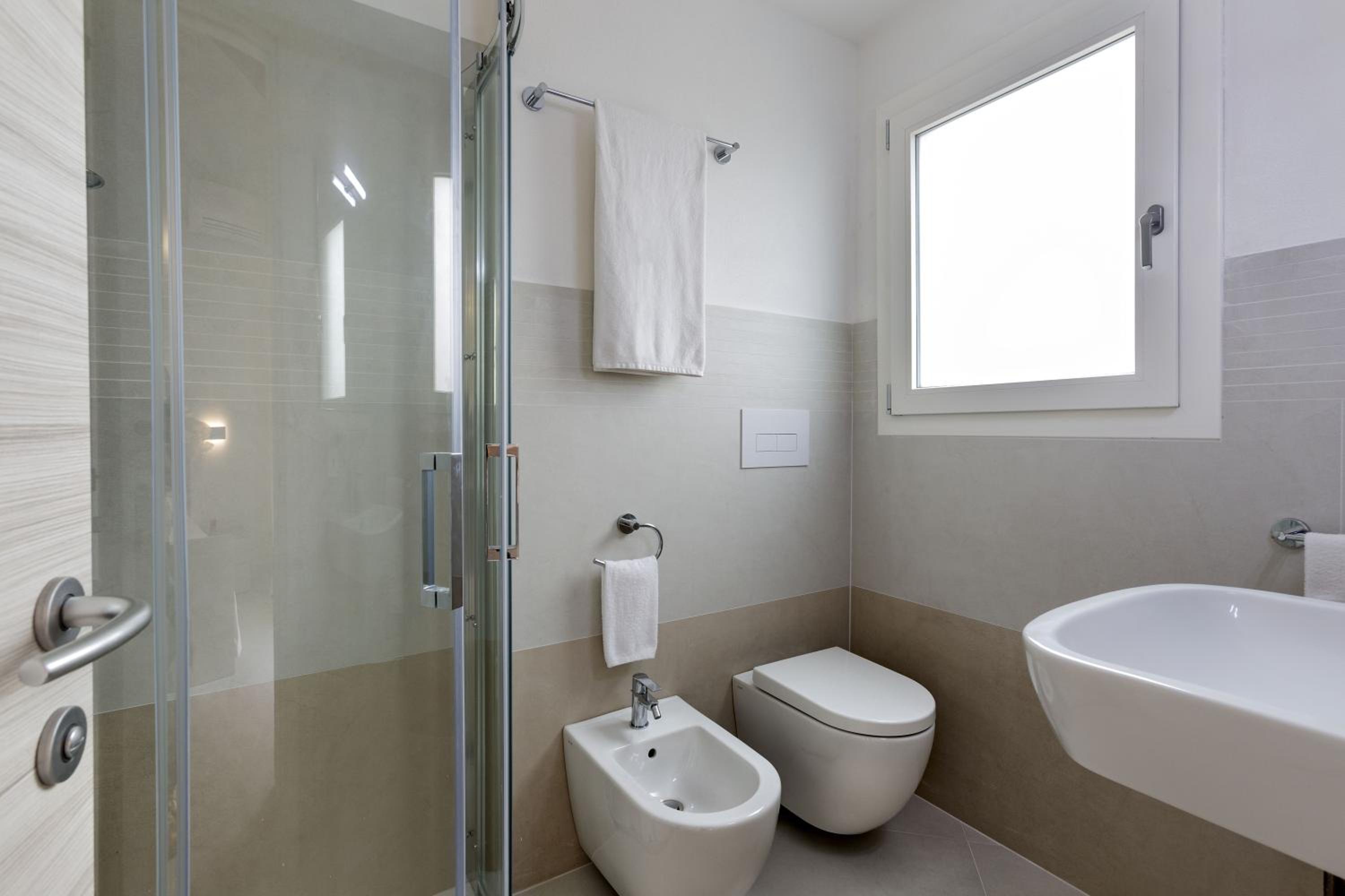 Double or Twin Room with Partial Sea View - Photo 3