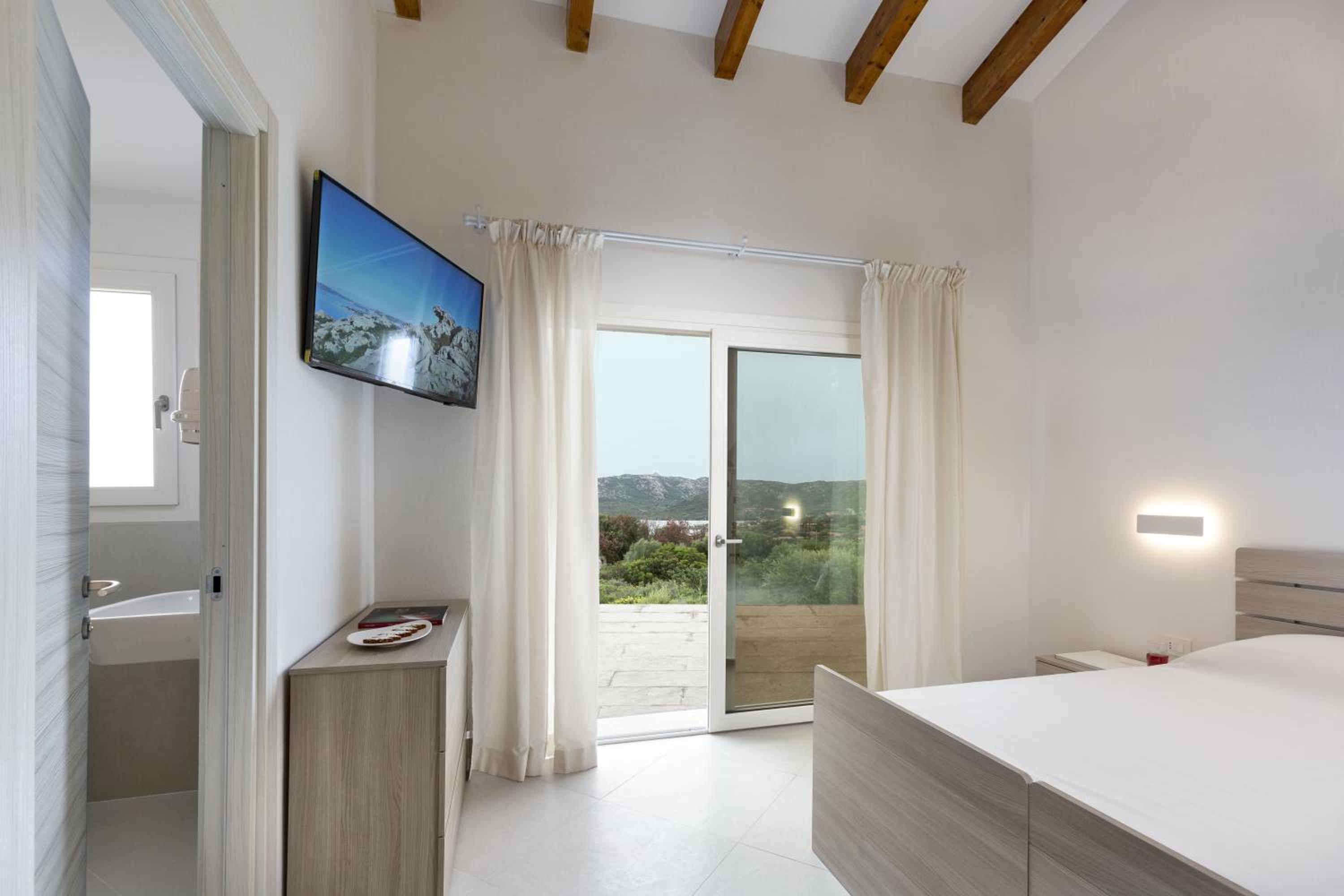 Double or Twin Room with Partial Sea View - Photo 1