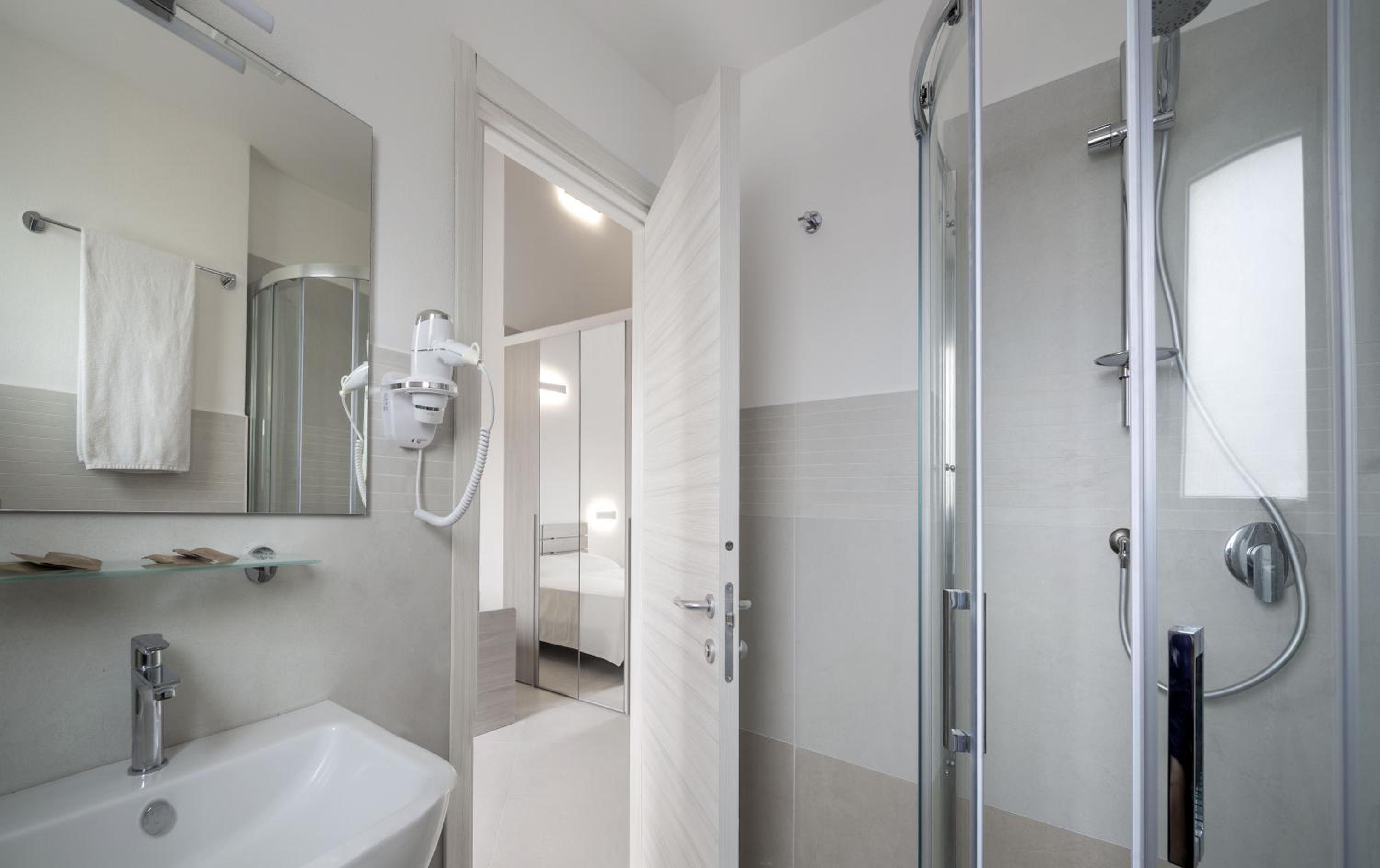 Double or Twin Room with Partial Sea View - Photo 2