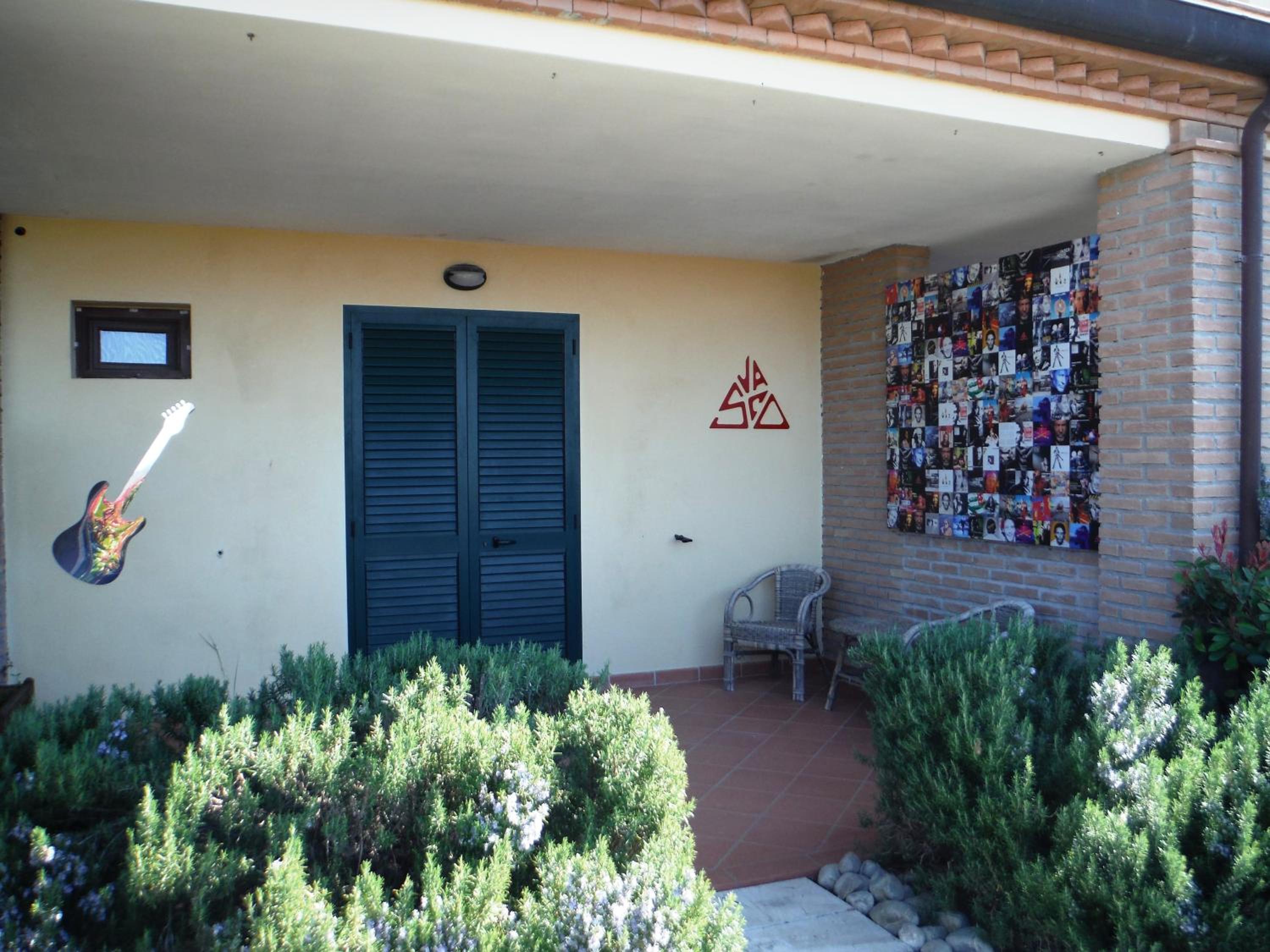Vasco Rossi Themed Room - Photo 4