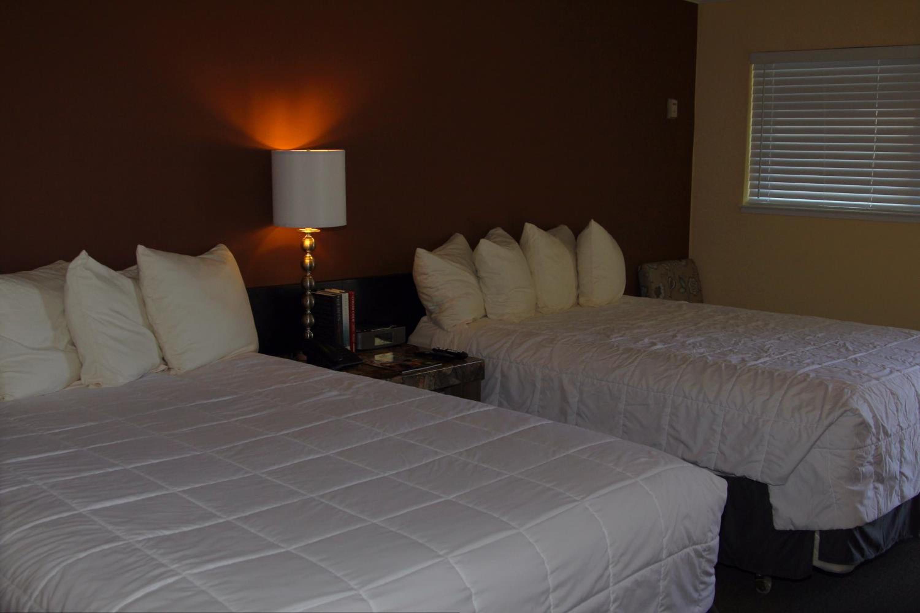 Deluxe Queen Room with Two Queen Beds - Photo 7