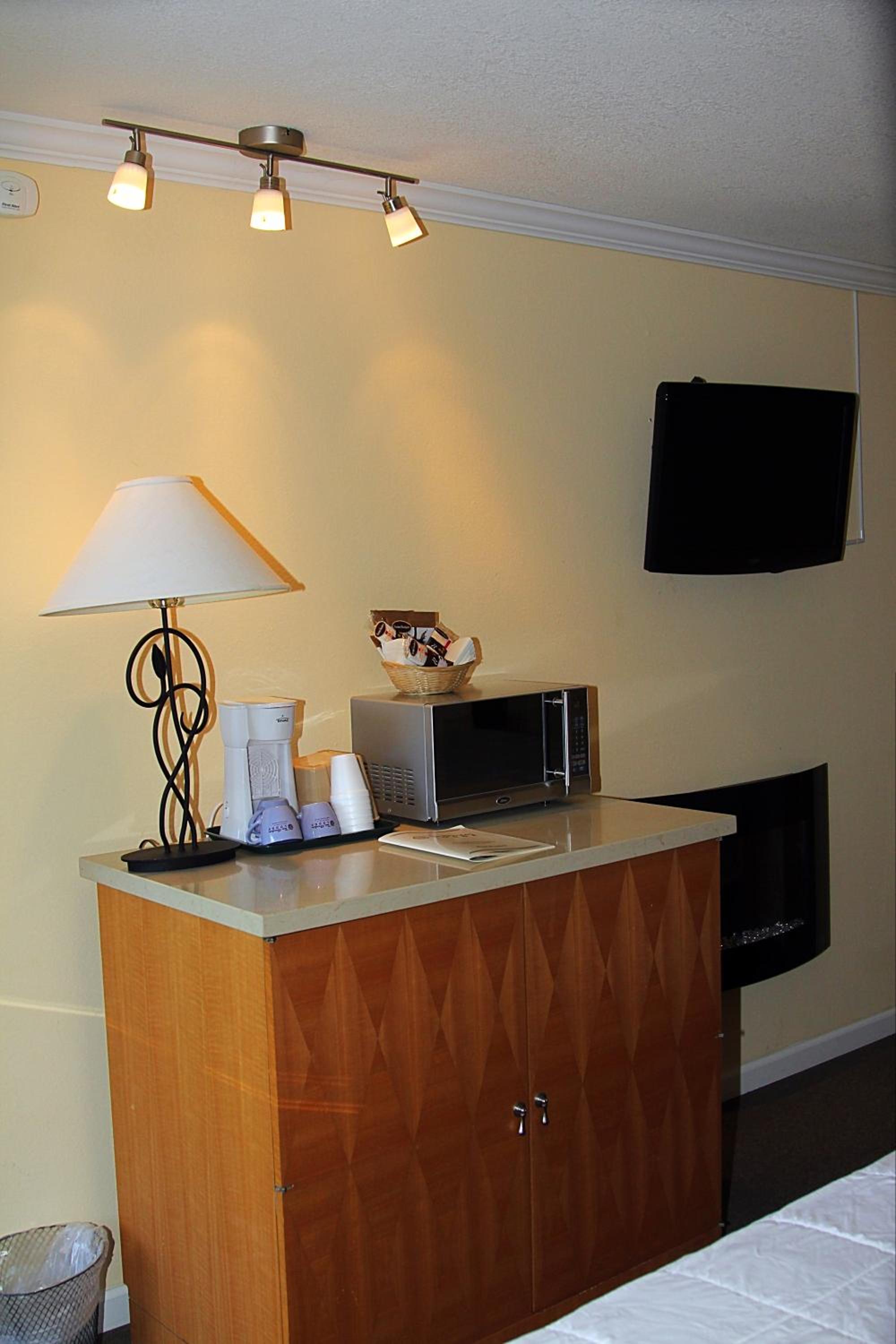 Deluxe Queen Room with Two Queen Beds - Photo 3