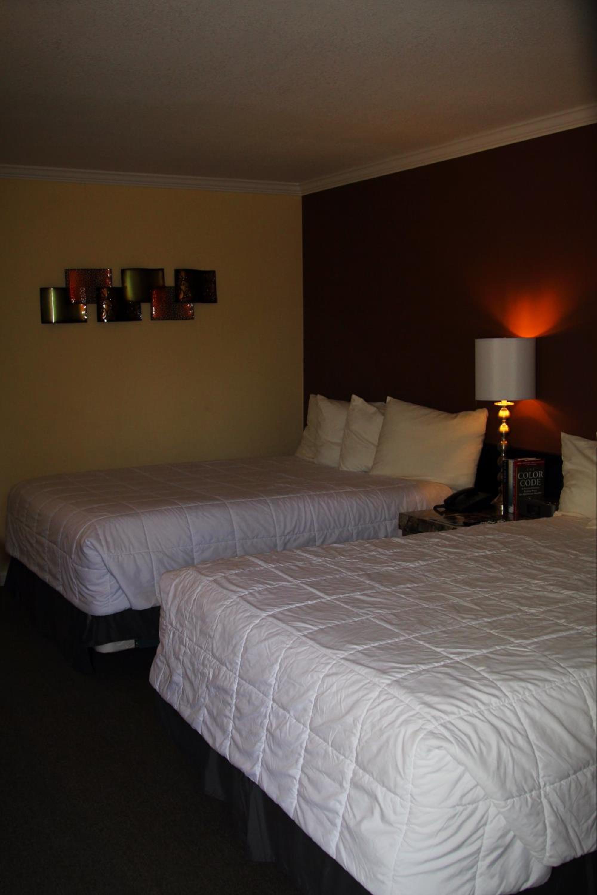 Deluxe Queen Room with Two Queen Beds - Photo 5