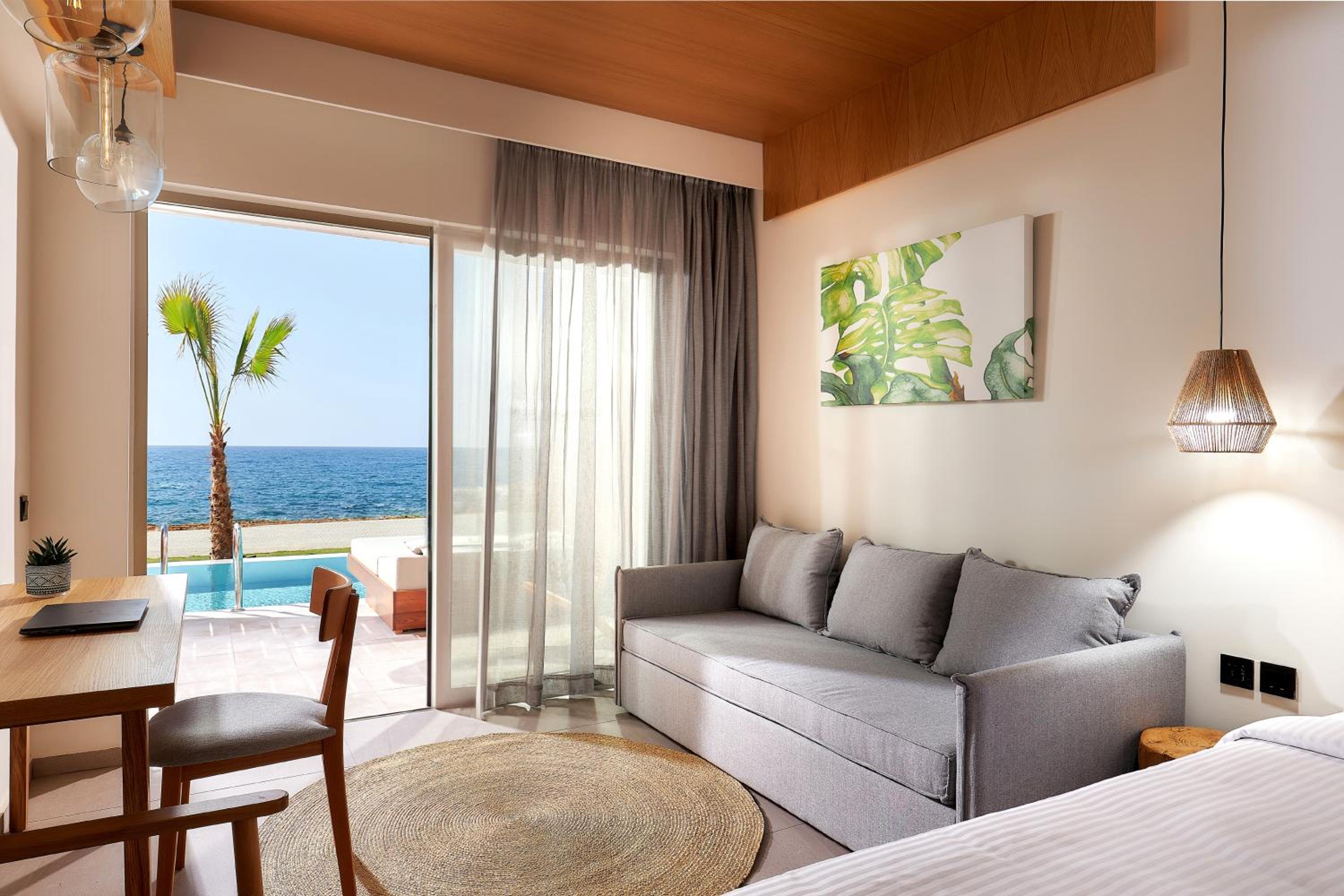 Superior Swim Up with Sea View