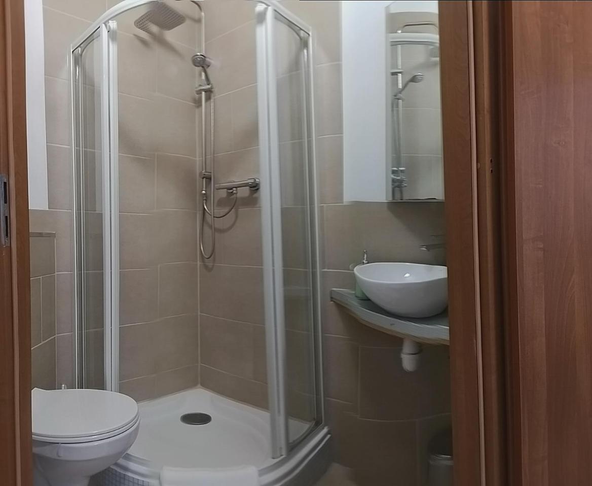 Double Room with Private Bathroom photo 3