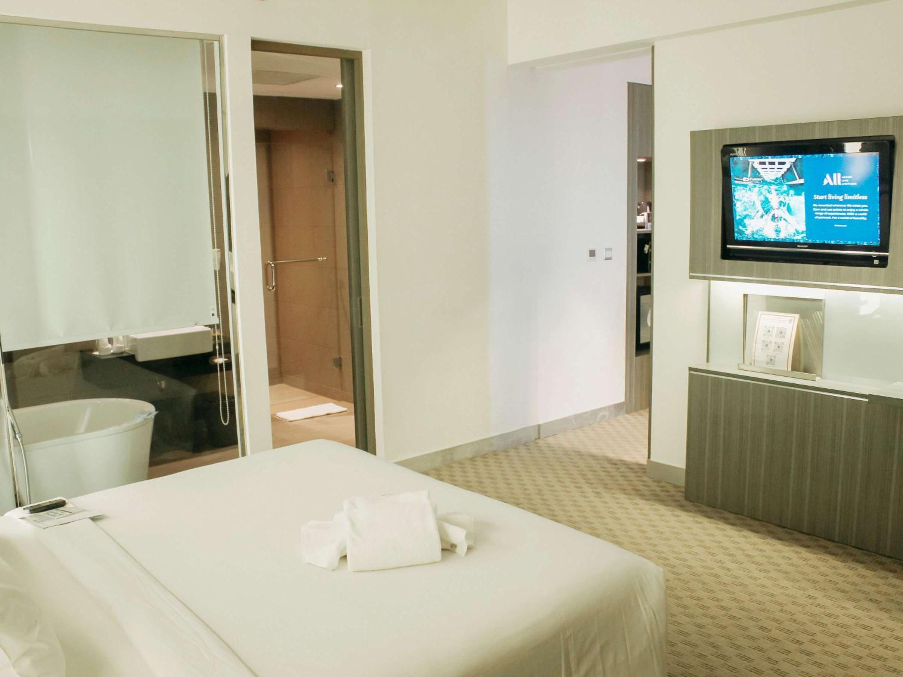 Suite with King Bed - Photo 5