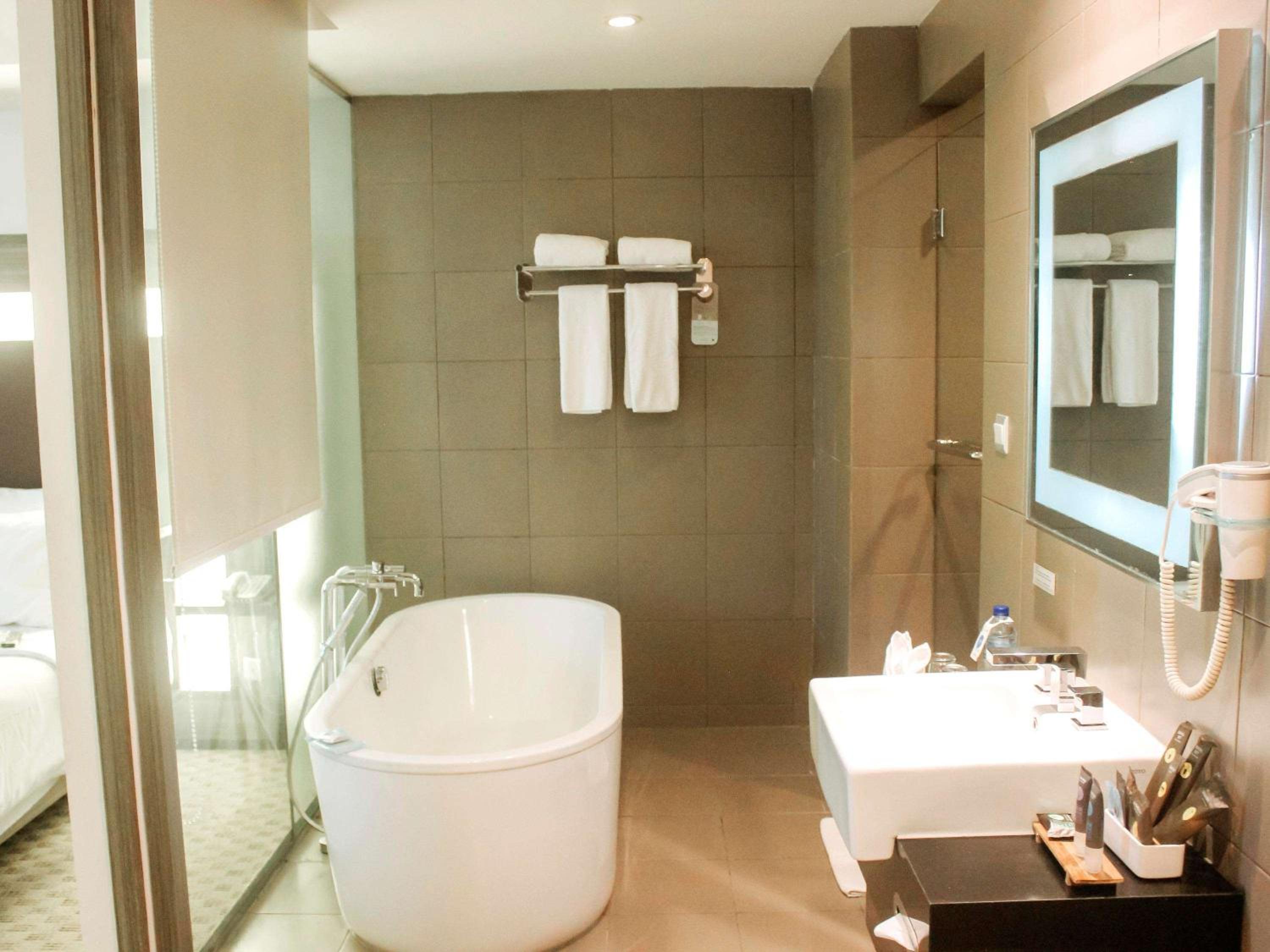 Suite with King Bed - Photo 4