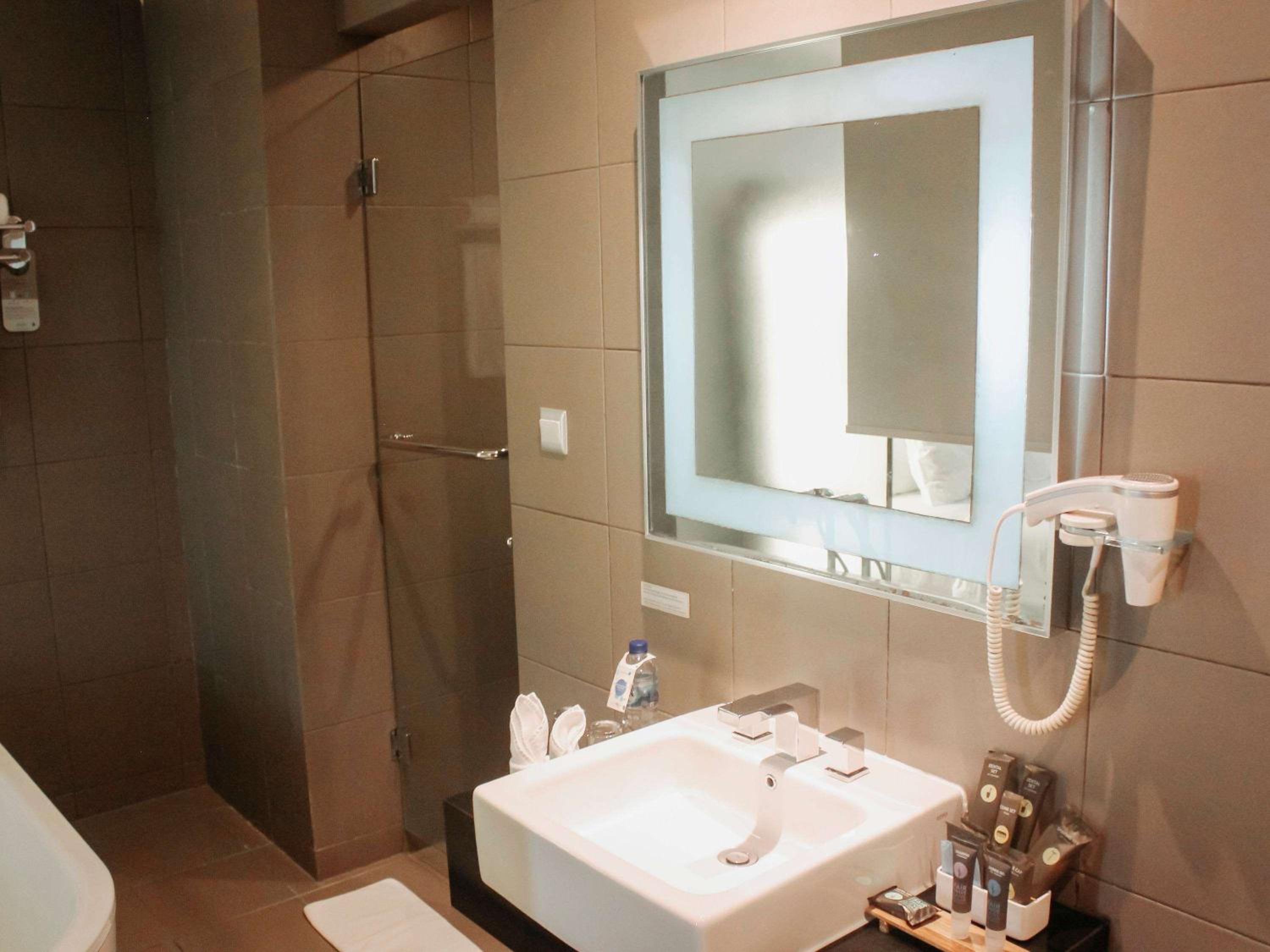 Suite with King Bed - Photo 6