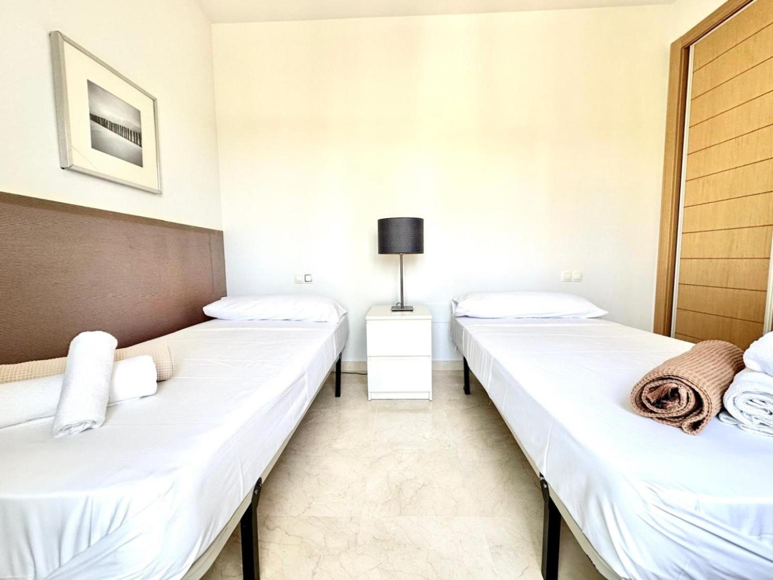 Apartamento de Dos Habitaciones con Balcón y Terraza