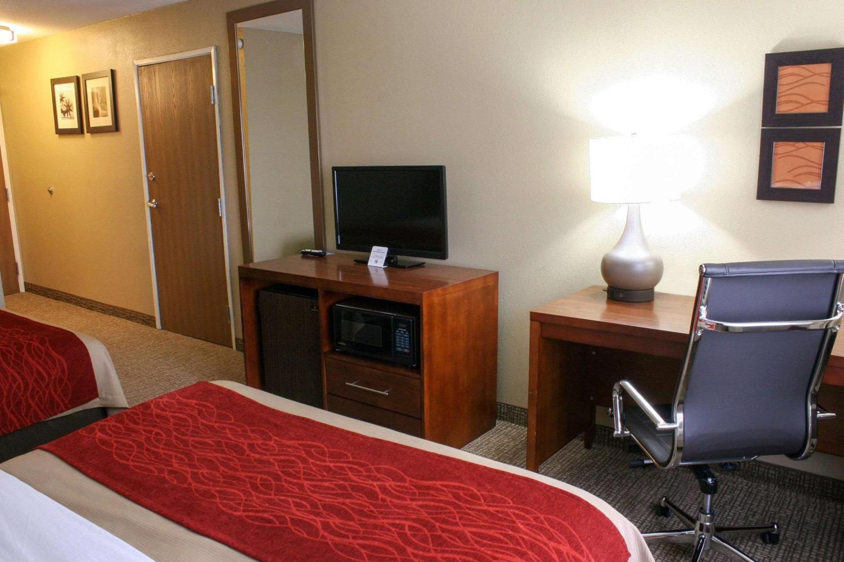Queen Room with Two Queen Beds - Non-Smoking - Photo 2