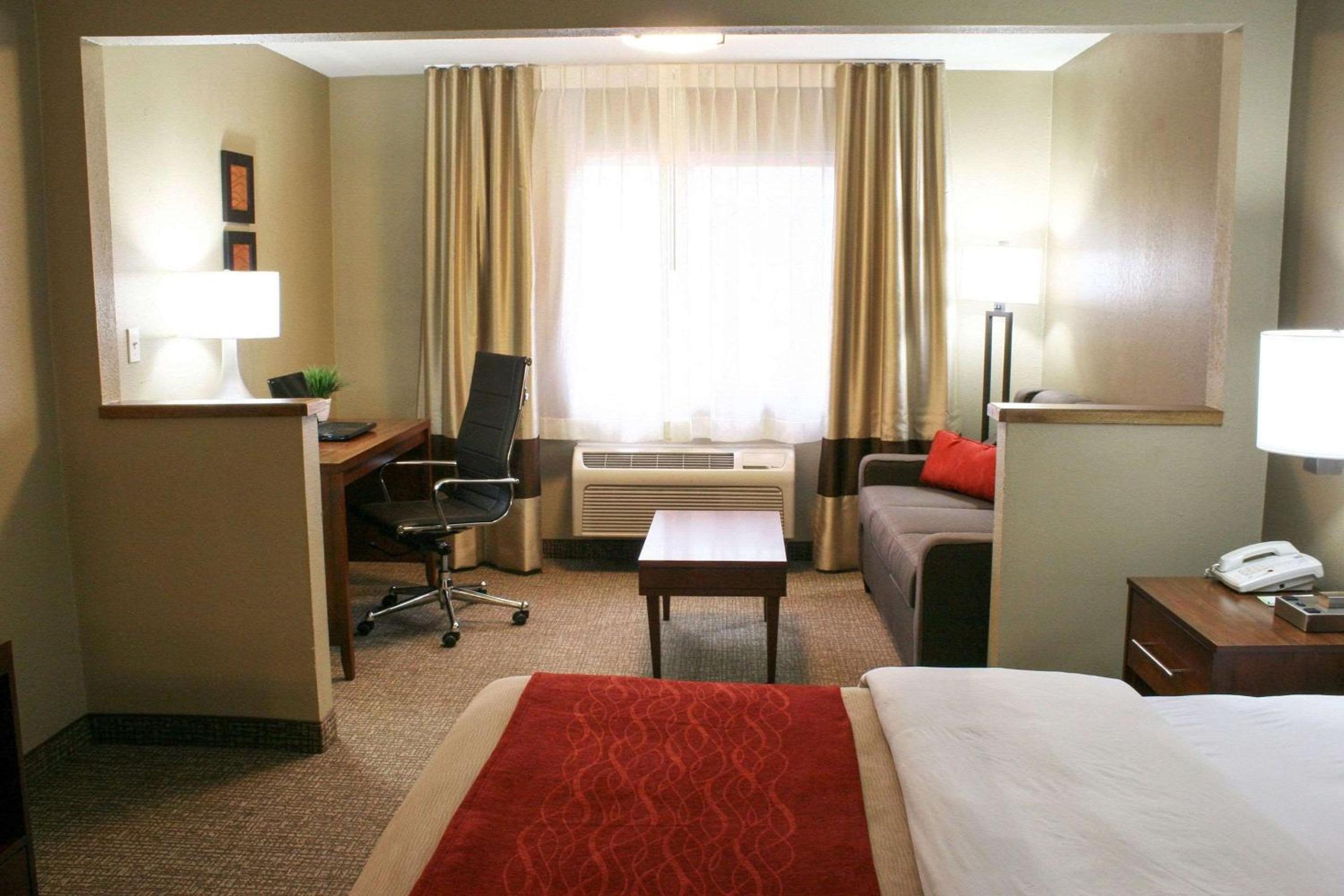 King Suite with Sofa Bed - Non-Smoking - Photo 2
