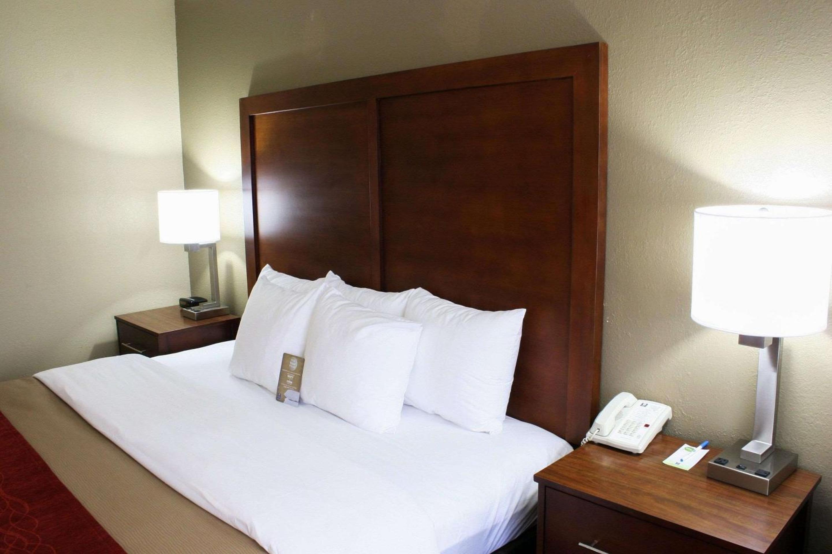King Room - Non-Smoking - Photo 3