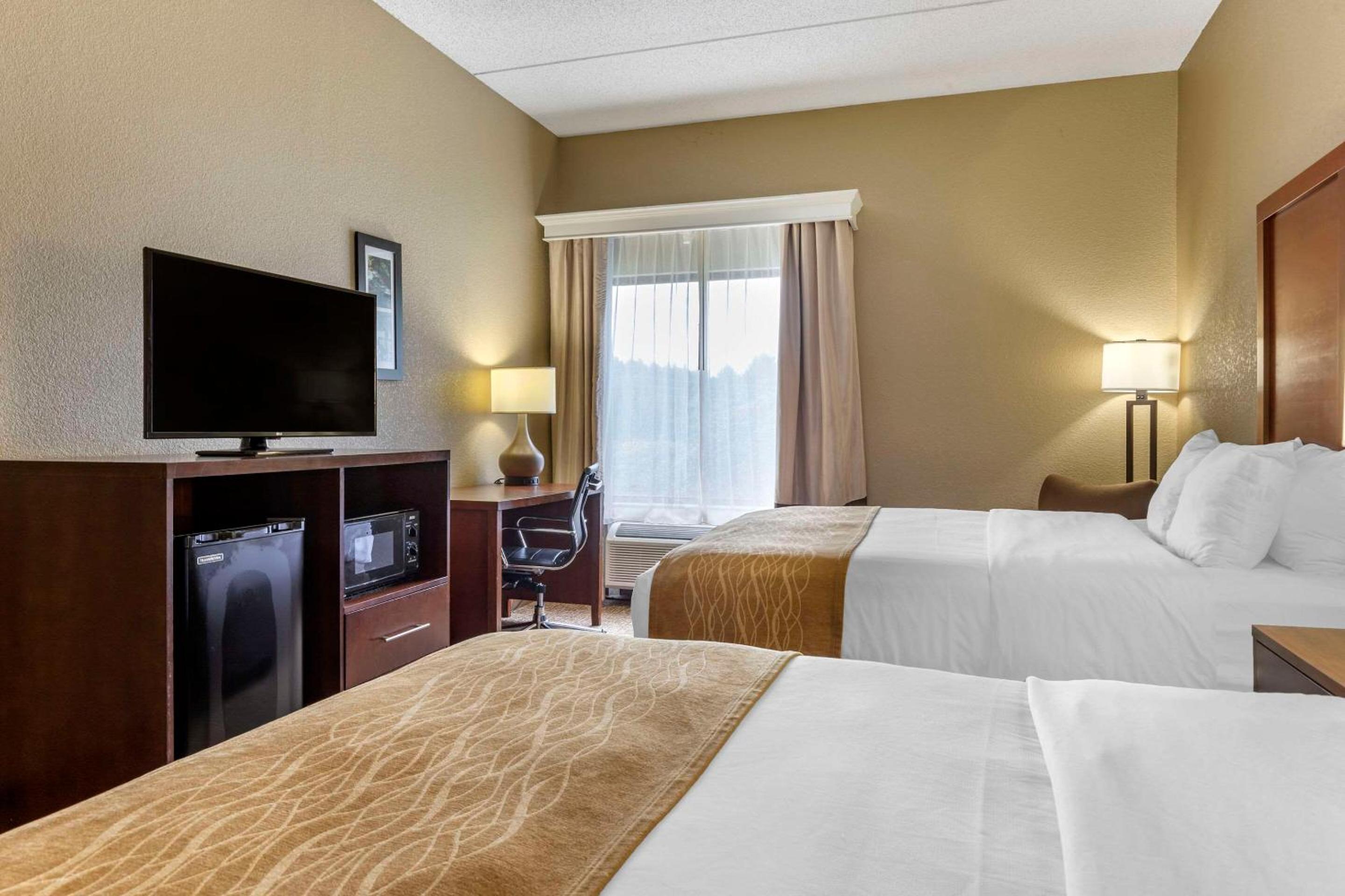 Queen Room with Two Queen Beds - Non-Smoking - Photo 2