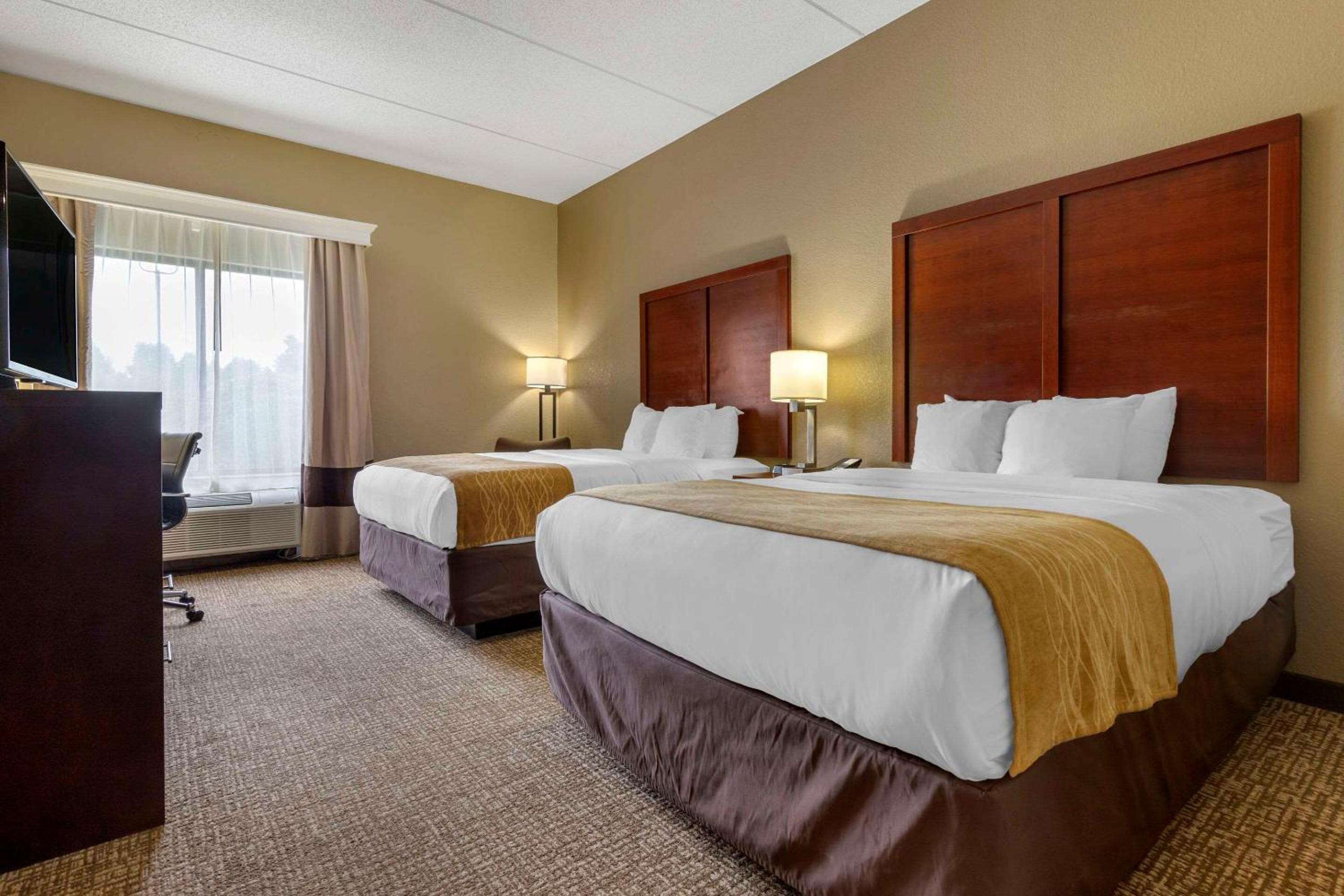 Queen Room with Two Queen Beds - Non-Smoking - Photo 1