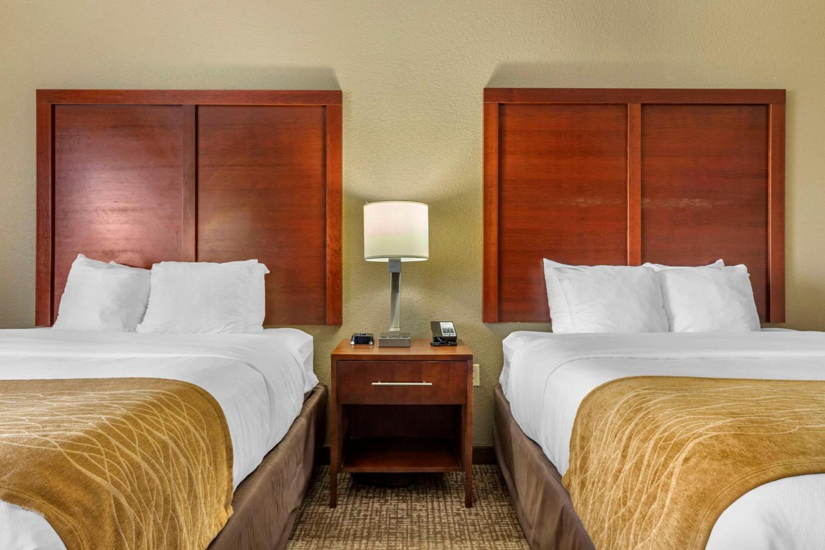 Queen Room with Two Queen Beds - Non-Smoking - Photo 3