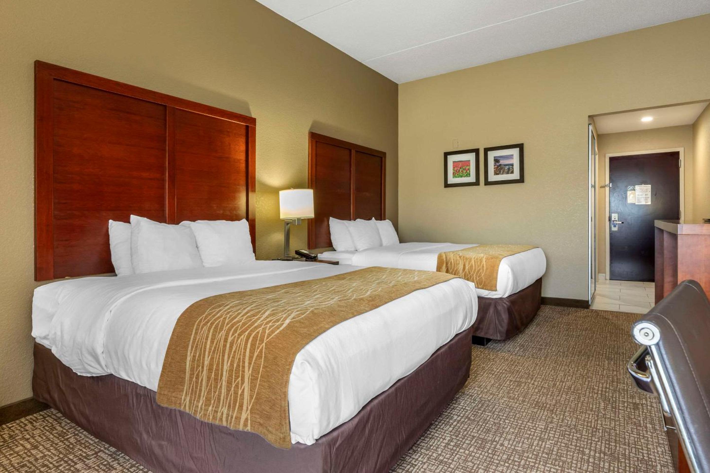 Queen Room with Two Queen Beds - Non-Smoking - Photo 4