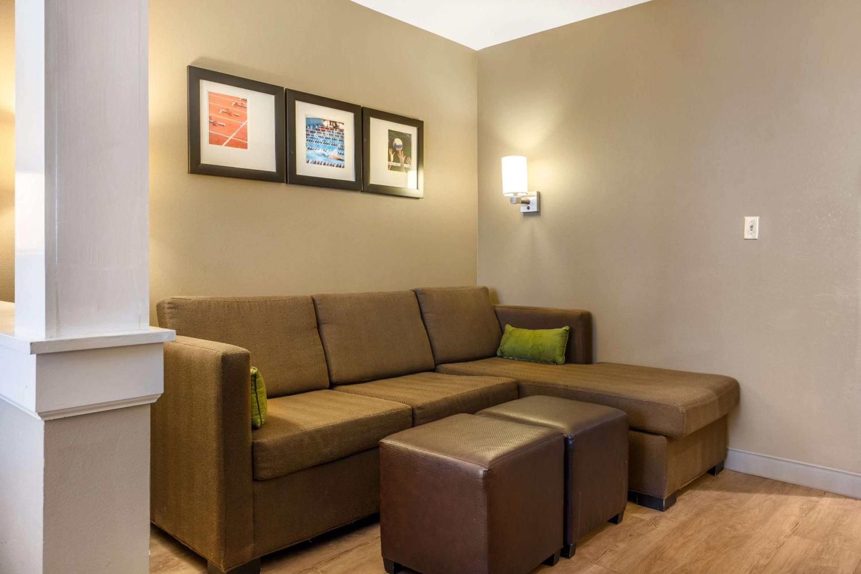 King Suite - Non-Smoking photo 2