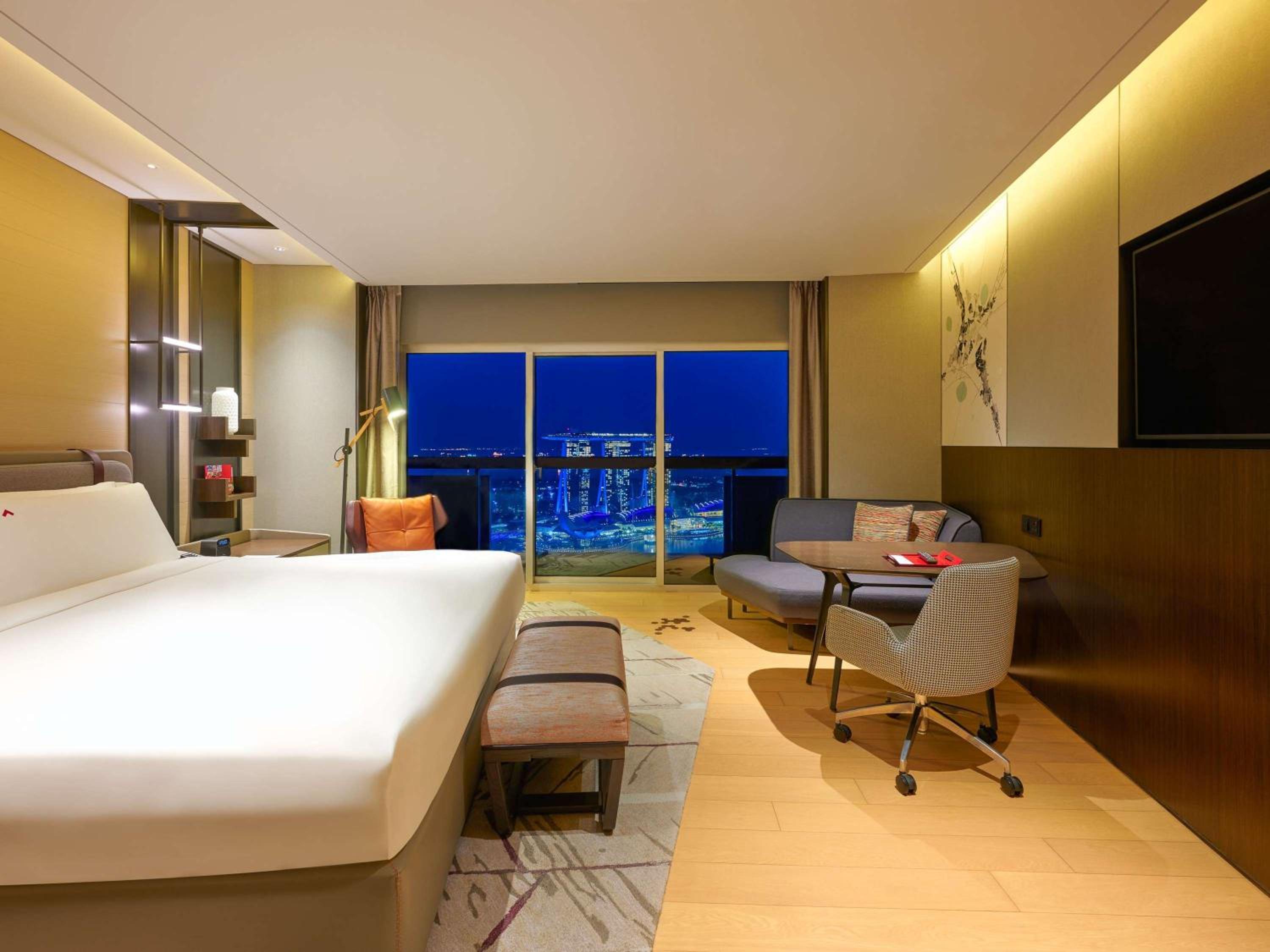 Swiss Prestige, 1 King, High Floor, Balcony, Marina Bay View