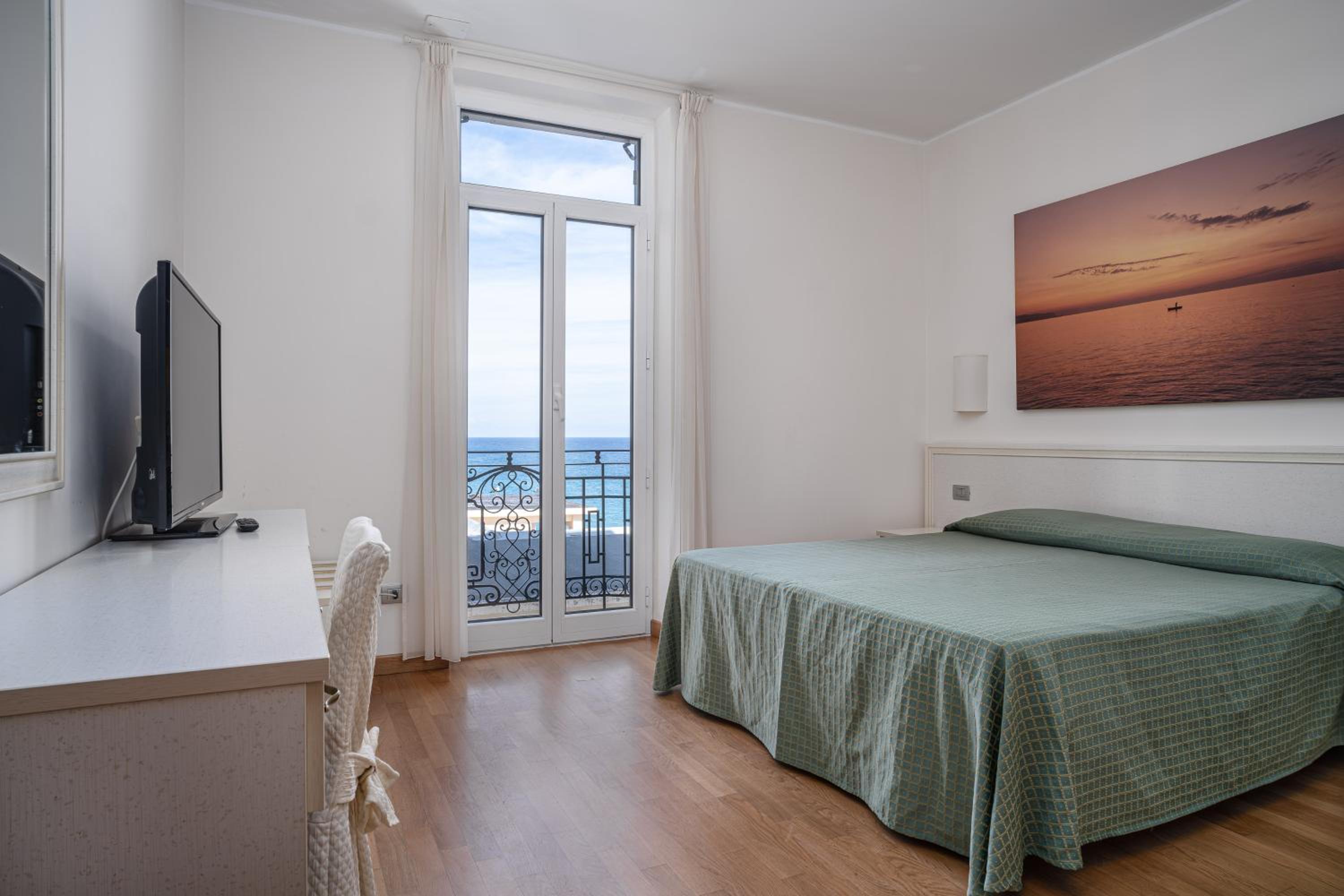 Superior One-Bedroom Apartment with Partial/Side Sea View