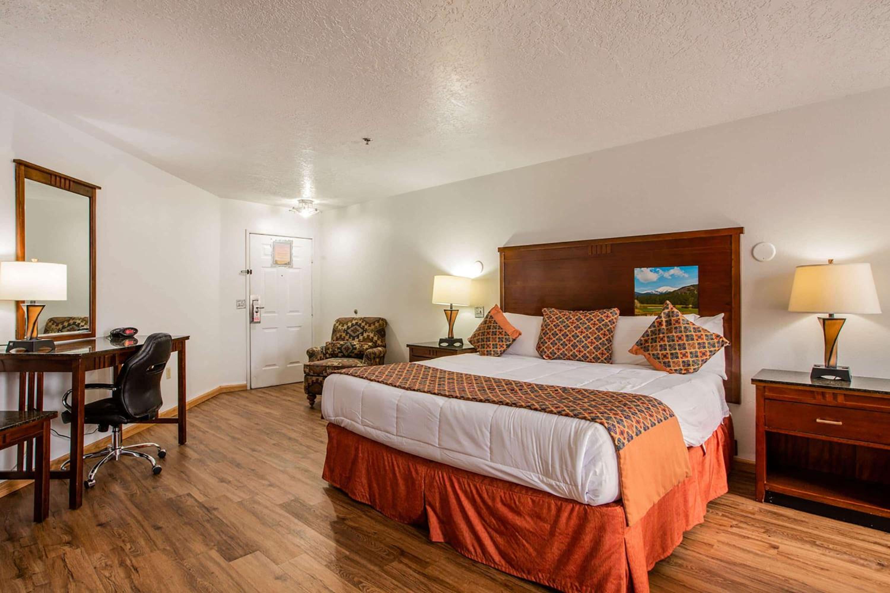 Suite with One King Bed, One Queen Bed and Tub with Grab Bars - Mobility Accessible/Non-Smoking photo 1