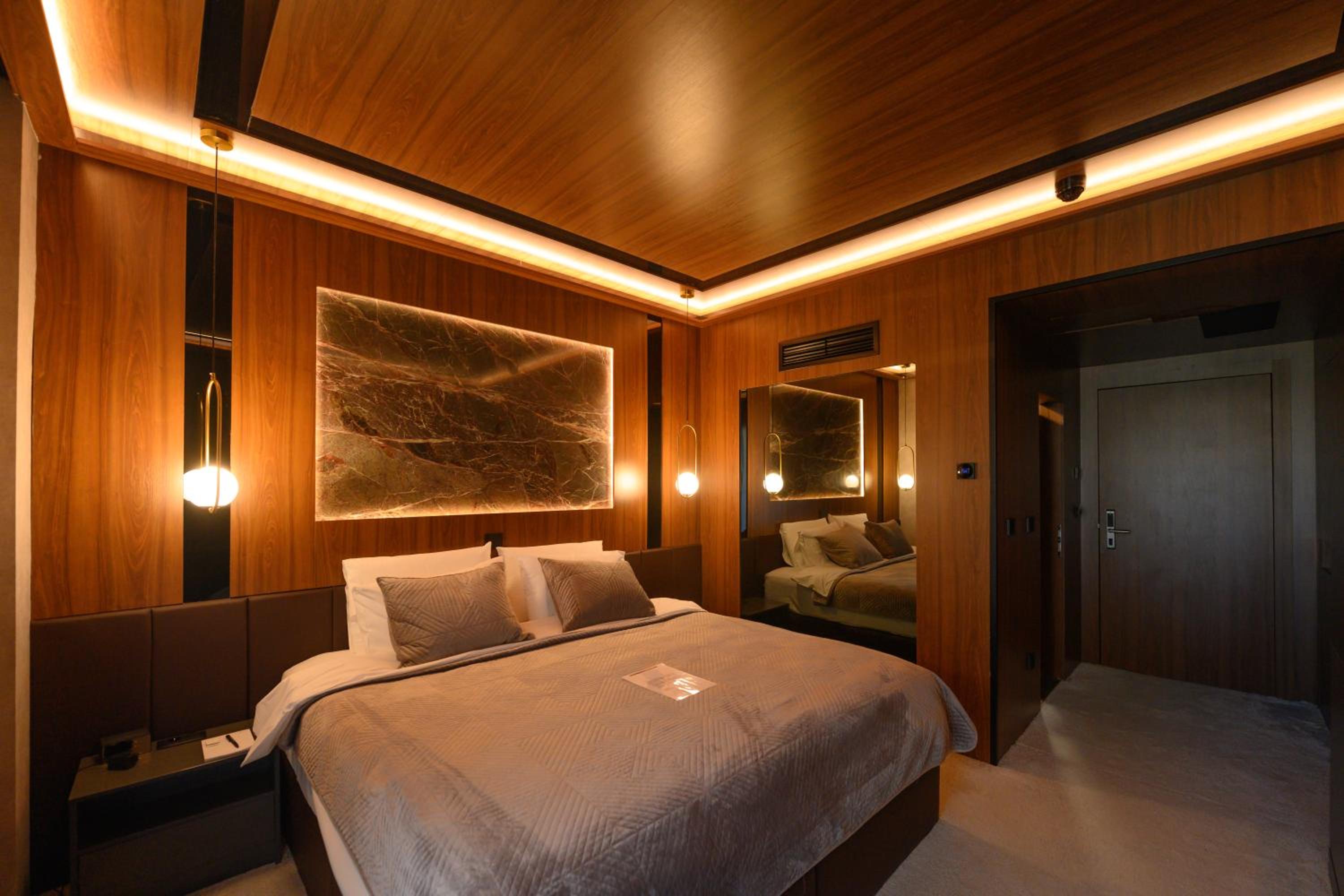 Standard Double Room - Photo 11