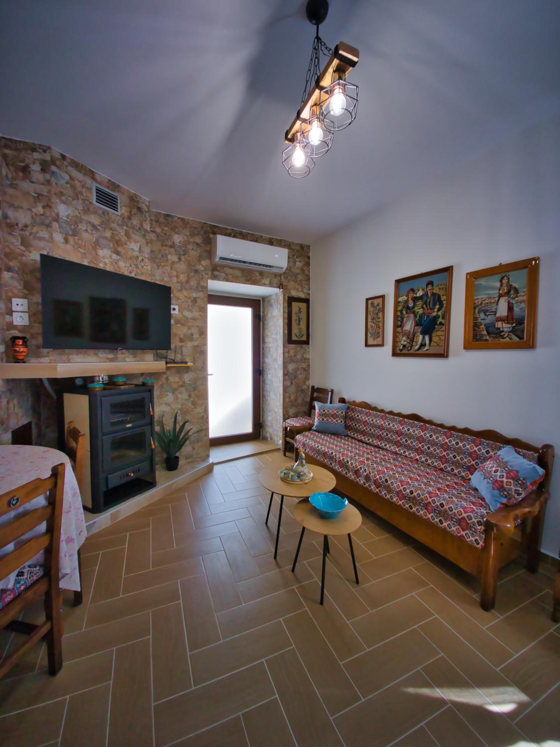 One-Bedroom House photo 1