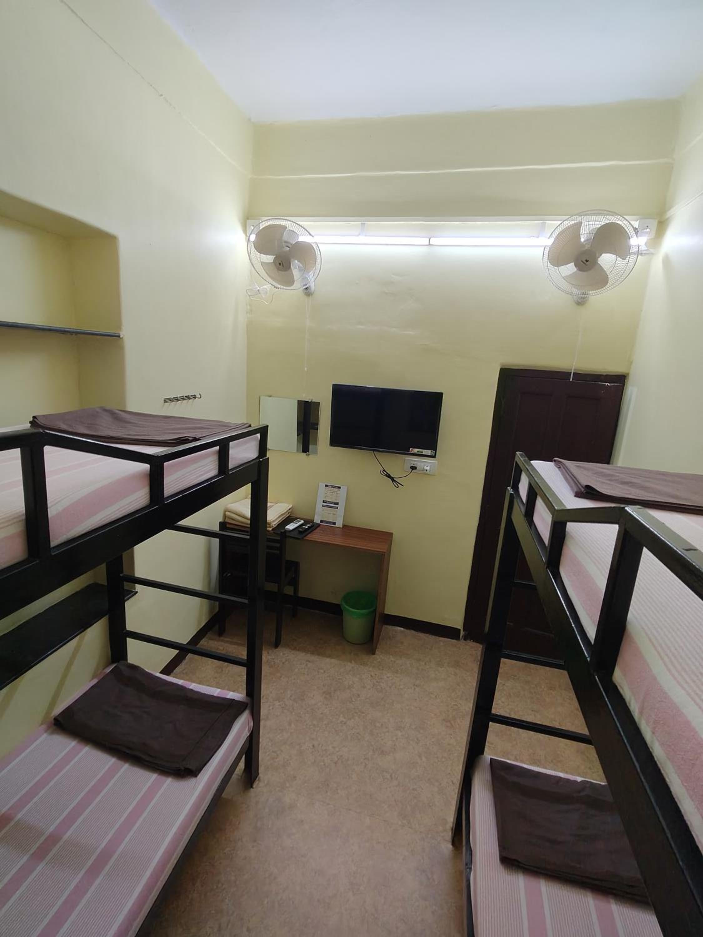Quadruple Room with Private Bathroom photo 2