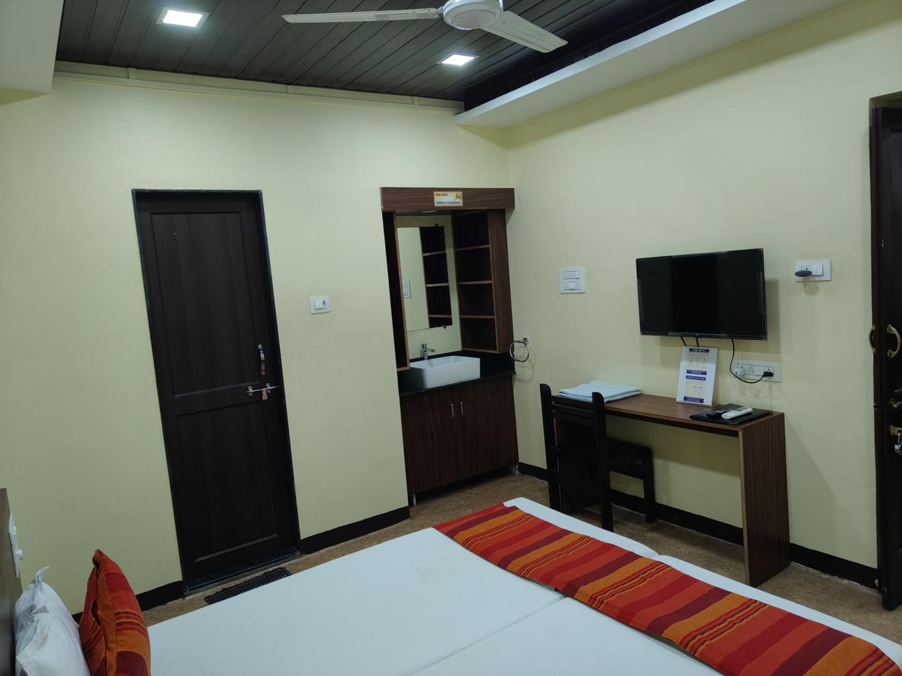 Budget Double Room - Photo 3