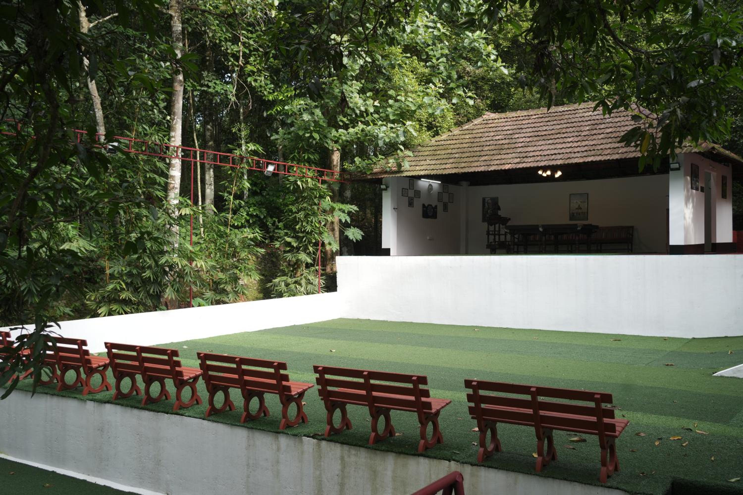 Five-Bedroom House photo 2