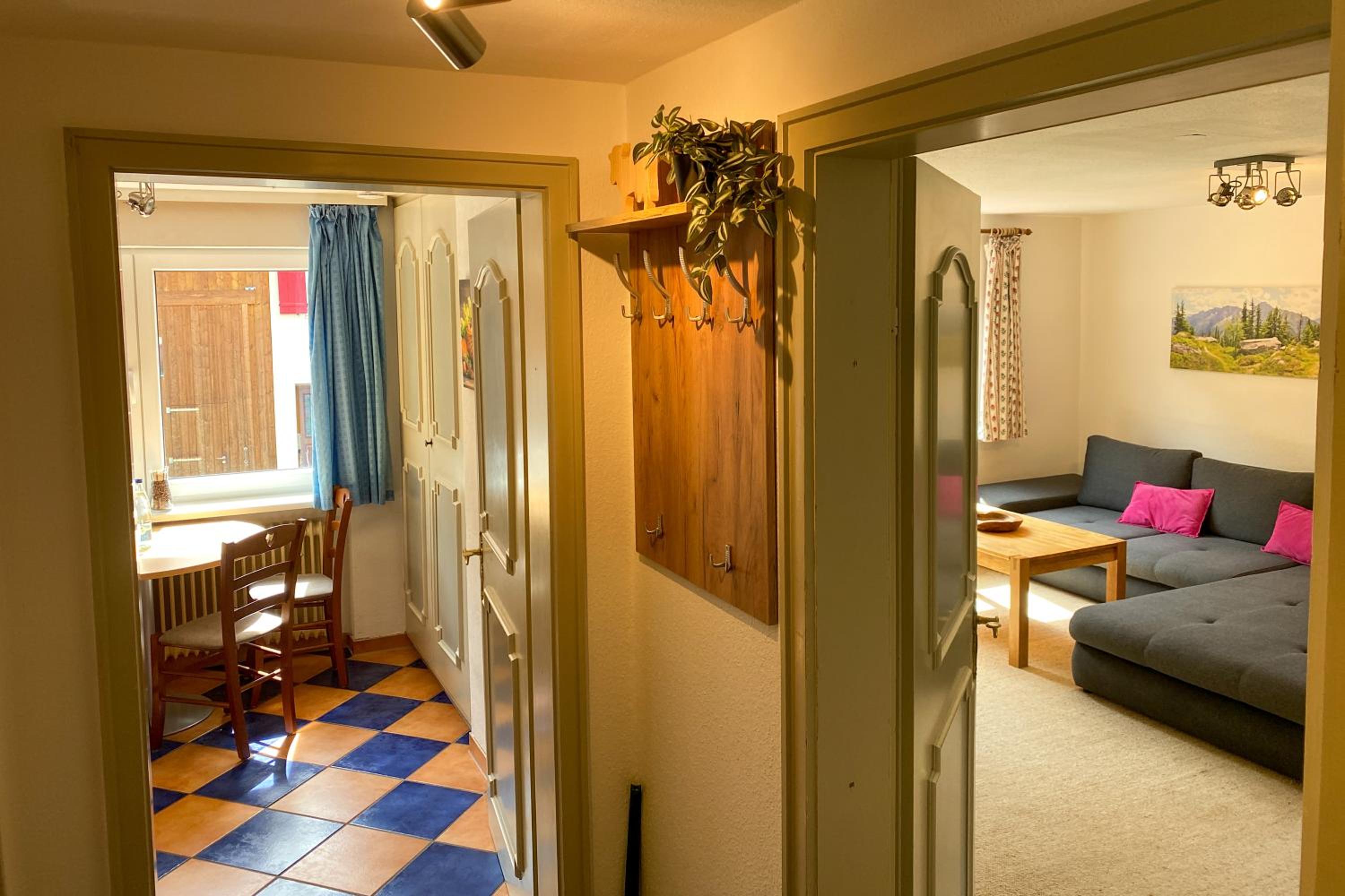One-Bedroom Apartment with Balcony and Mountain View   photo 3