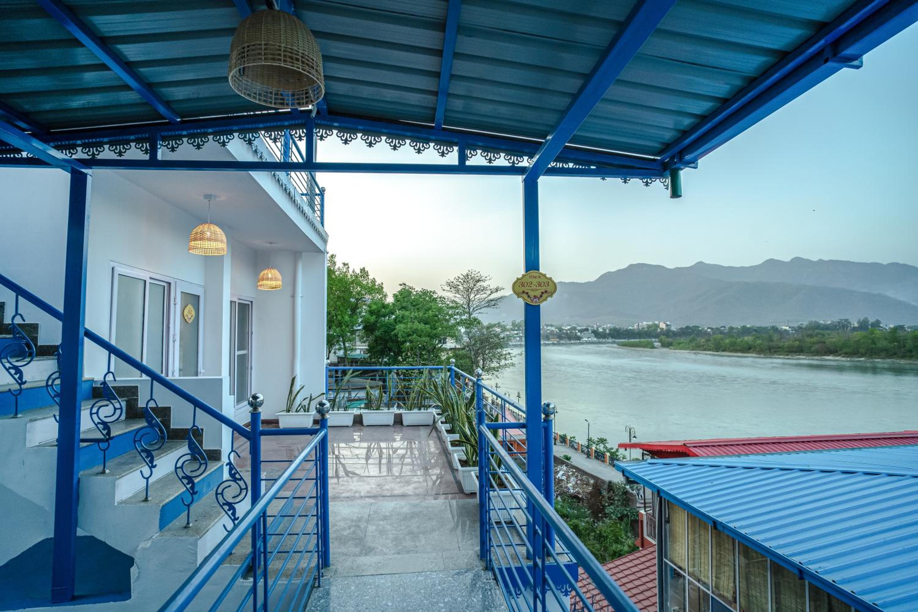 Family Room with Balcony photo 3