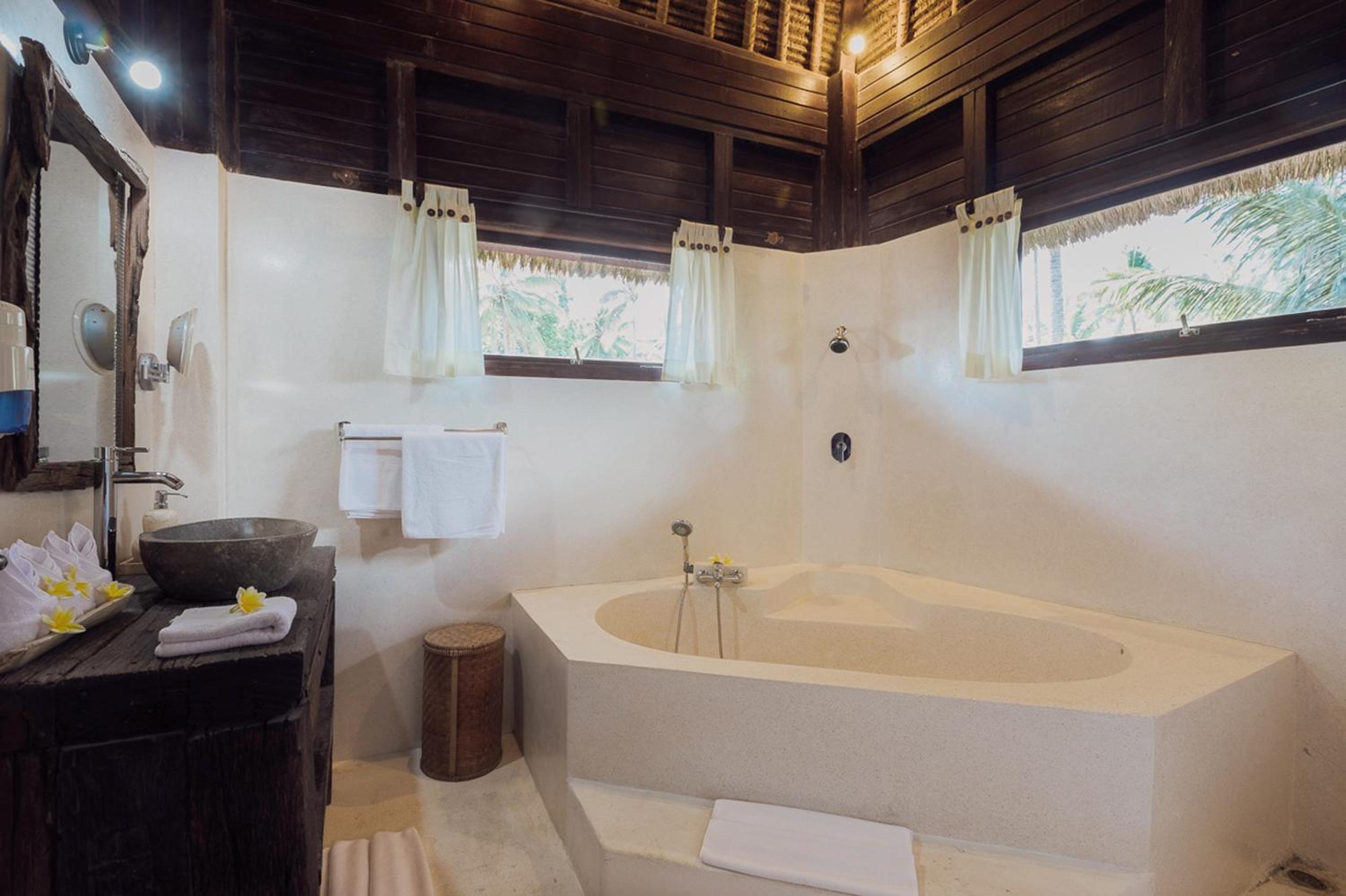 Luxe Double Room with Balcony and Ocean View - Photo 17