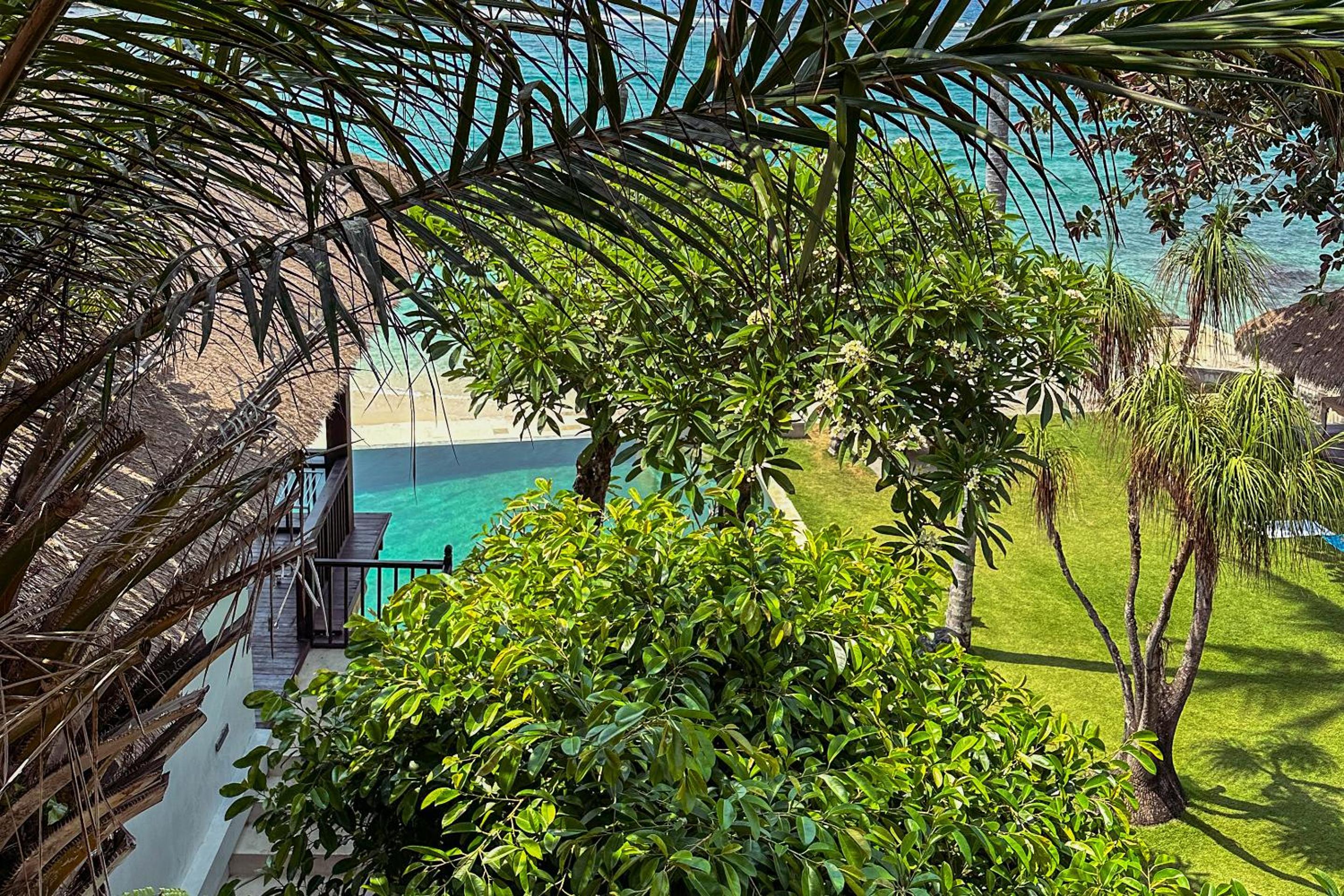 Luxe Double Room with Balcony and Ocean View - Photo 14