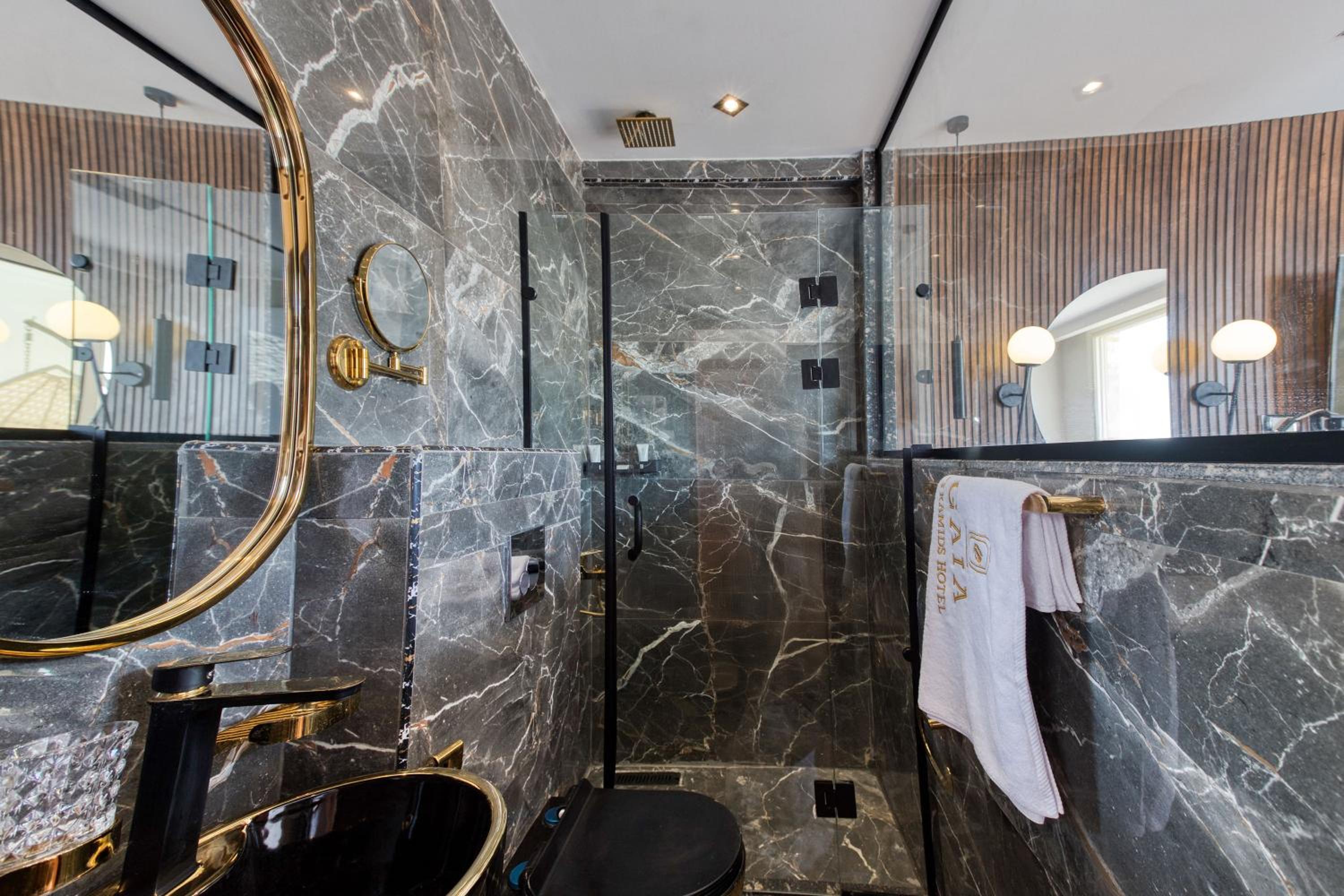 King Suite with Balcony photo 2