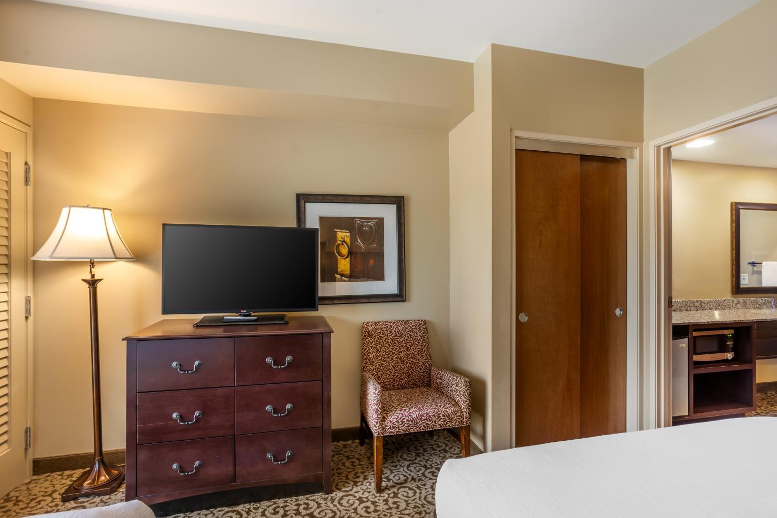Queen Suite with Three Queen Beds, Roll-In Shower and Sofa Bed - Disability/Patio/Non-Smoking photo 3
