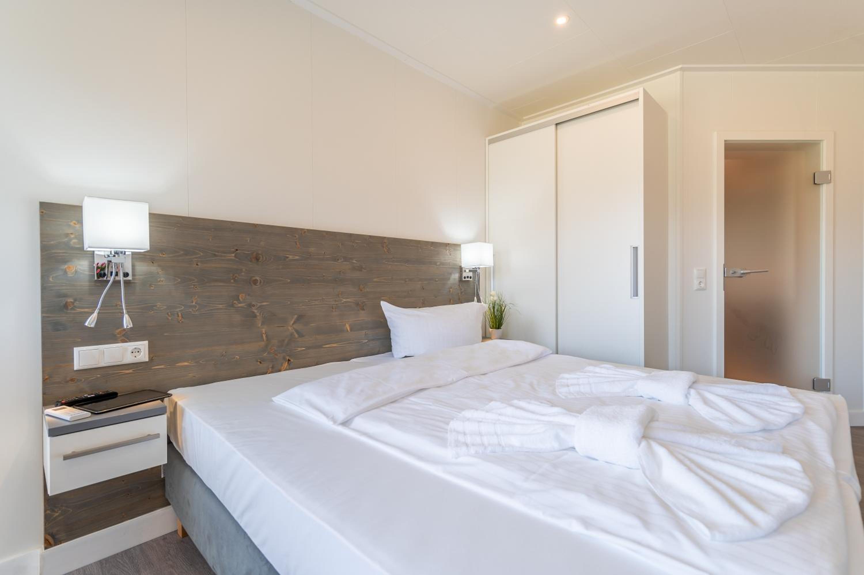 Deluxe Double Room with Side Sea View