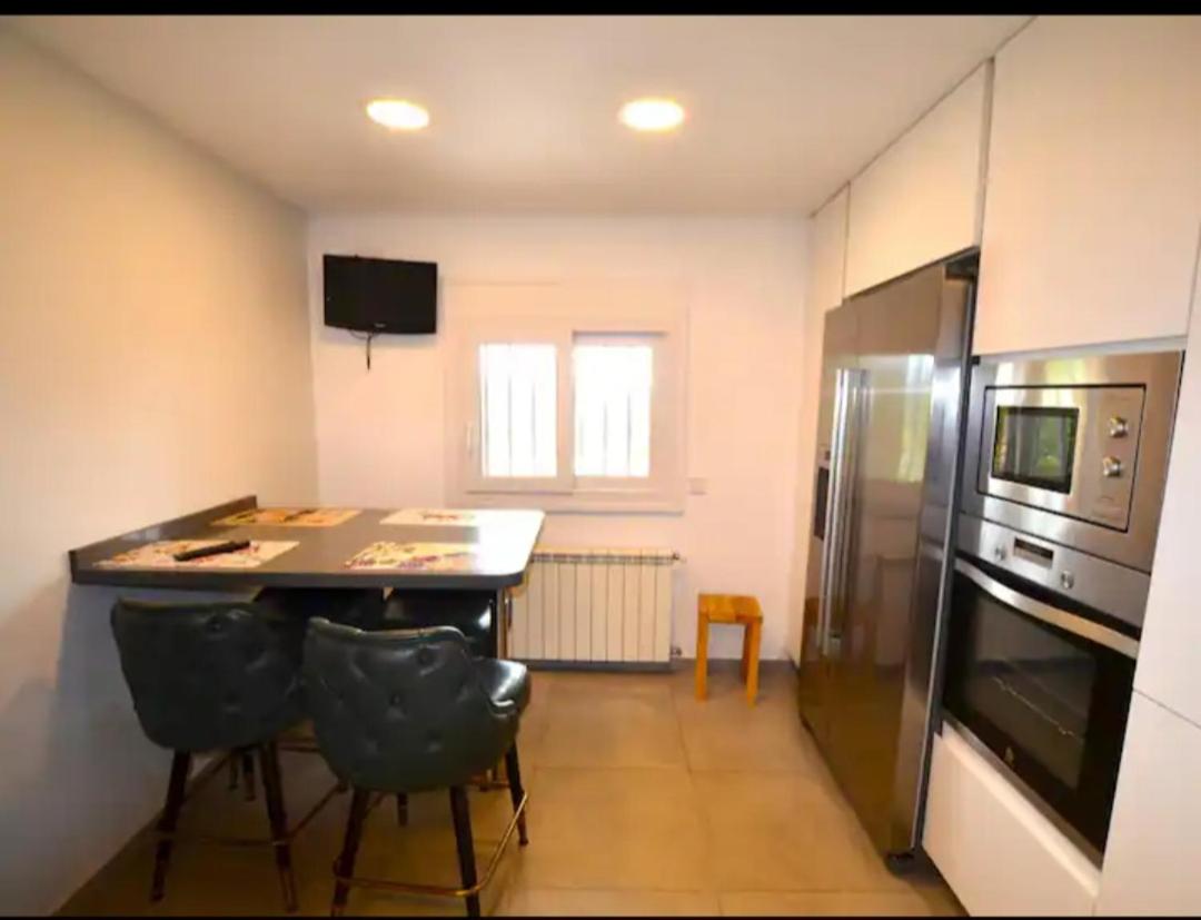 Five-Bedroom House photo 3