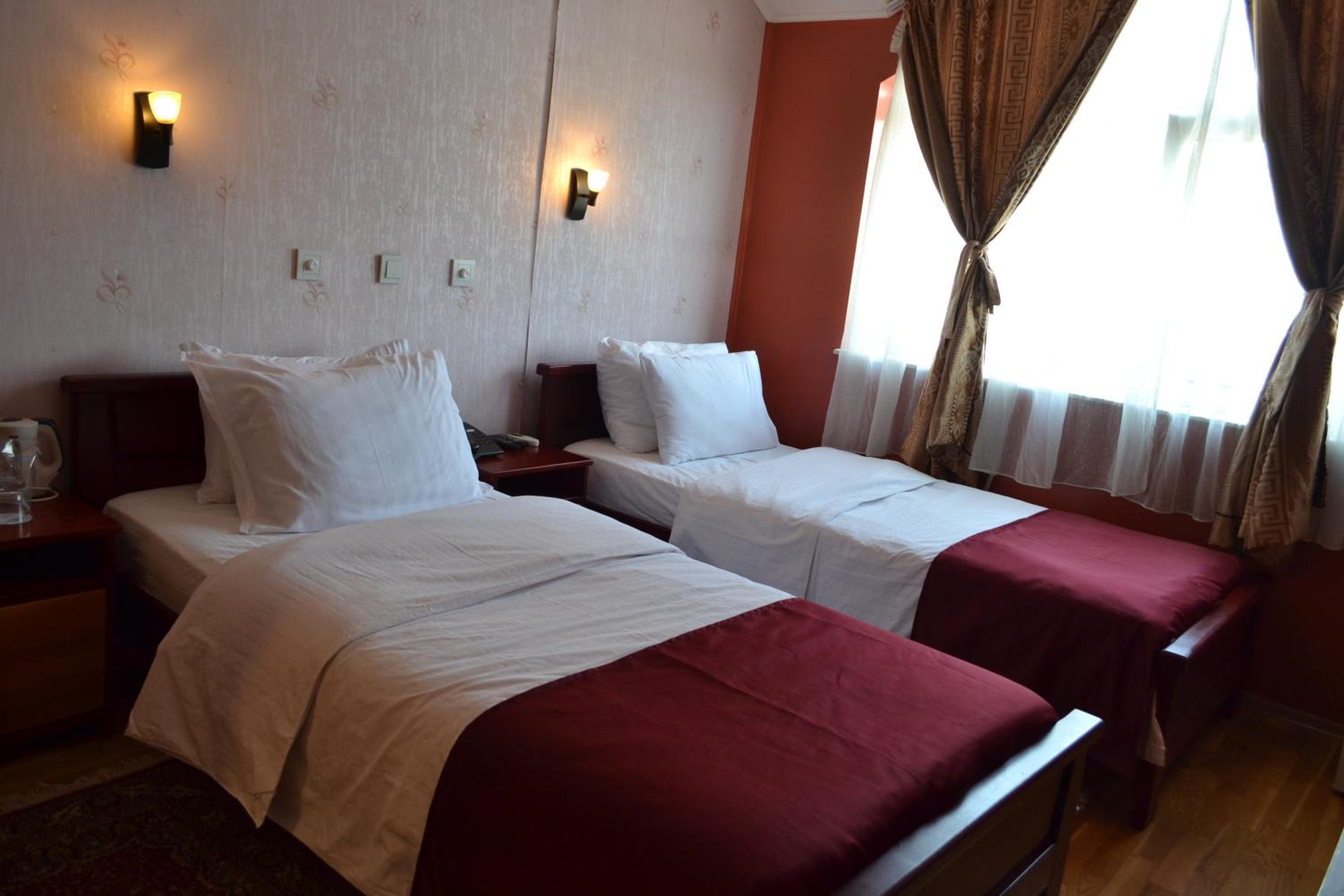Standard Twin Room - Photo 2