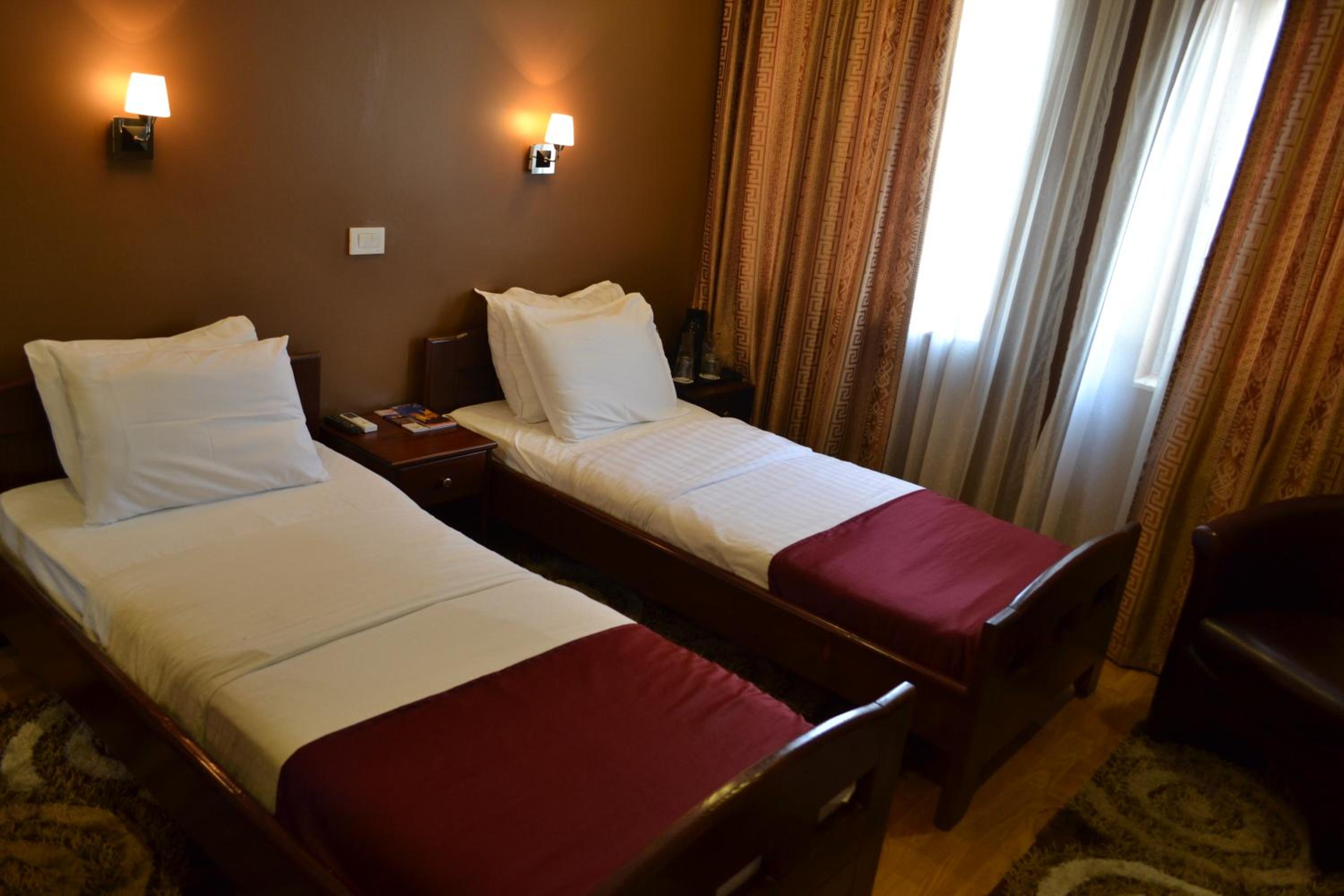 Standard Twin Room - Photo 3