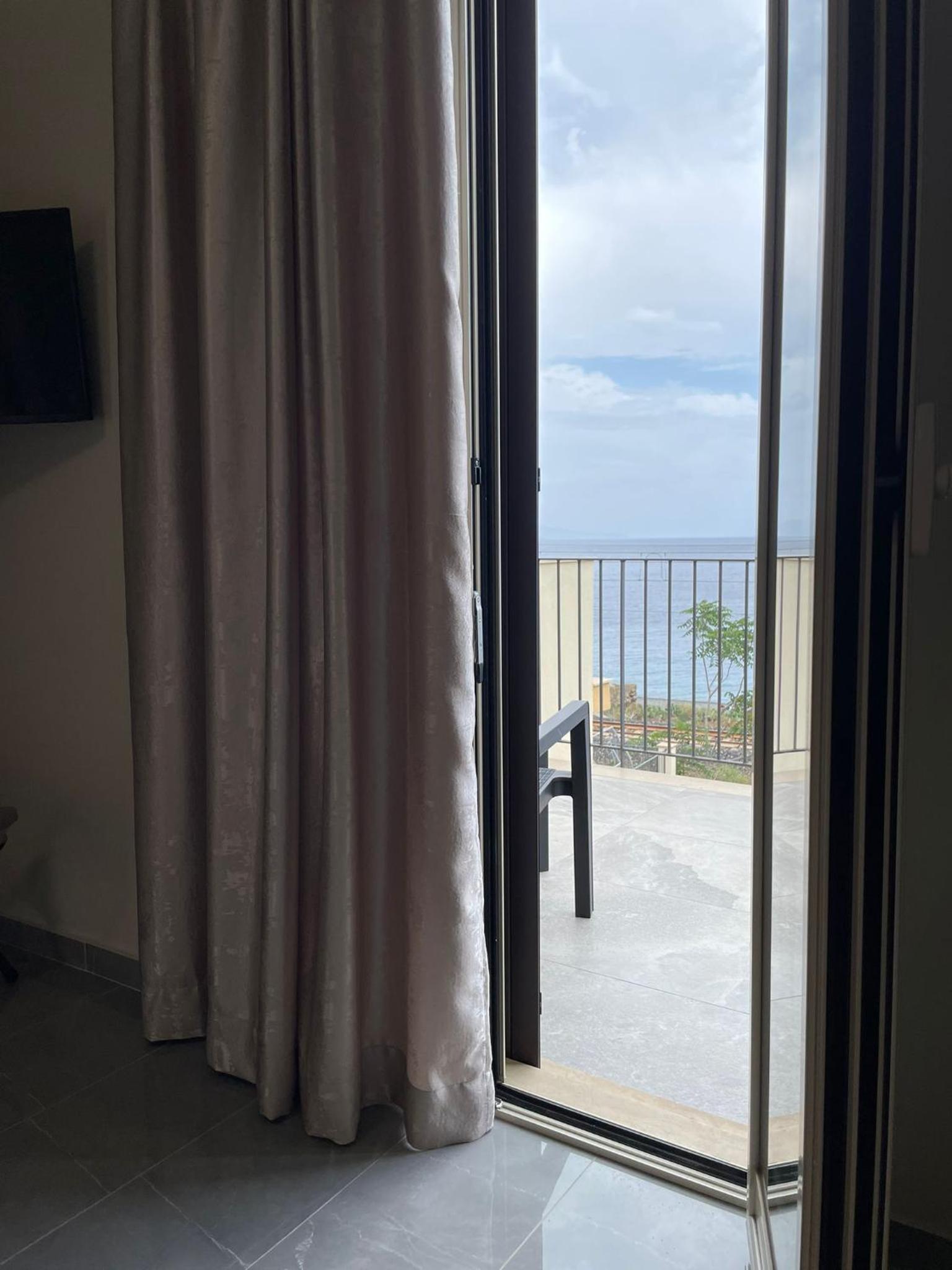 Deluxe Double Room with Balcony and Sea View photo 2