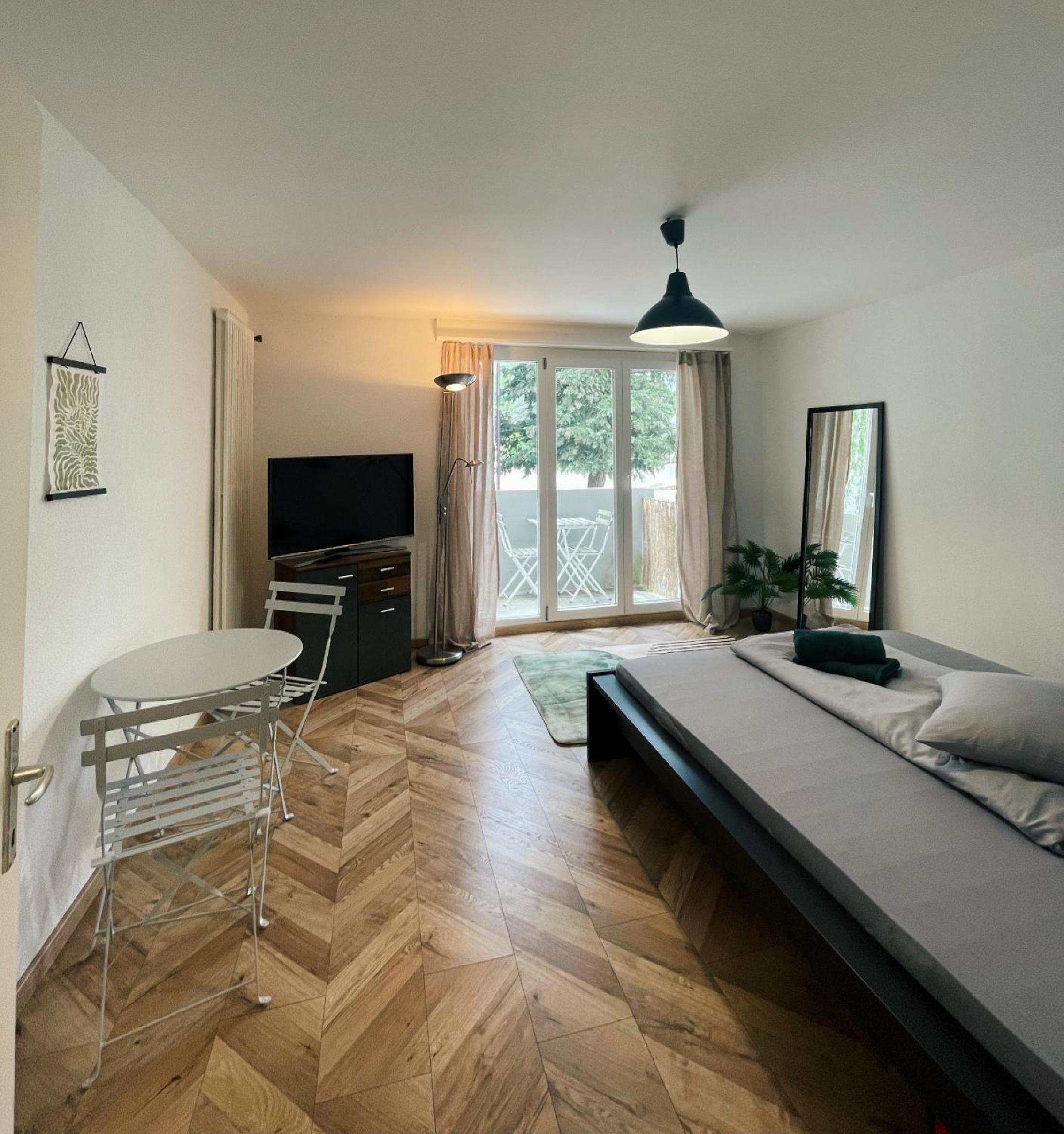 One-Bedroom Apartment photo 1