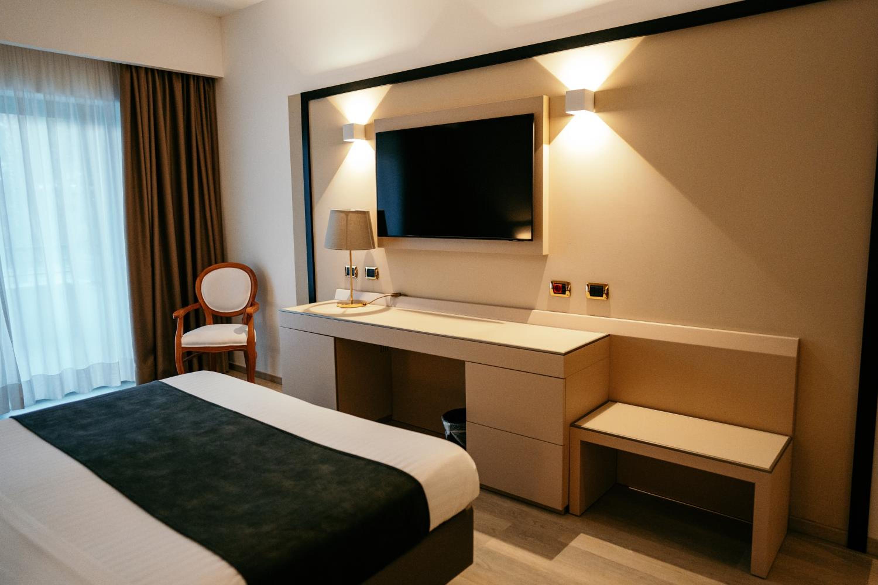 Superior Double Room with Balcony - Photo 5