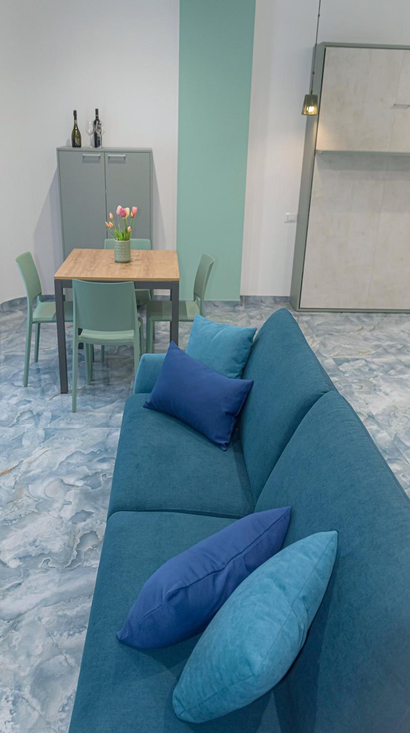 Deluxe One-Bedroom Apartment with City View photo 3